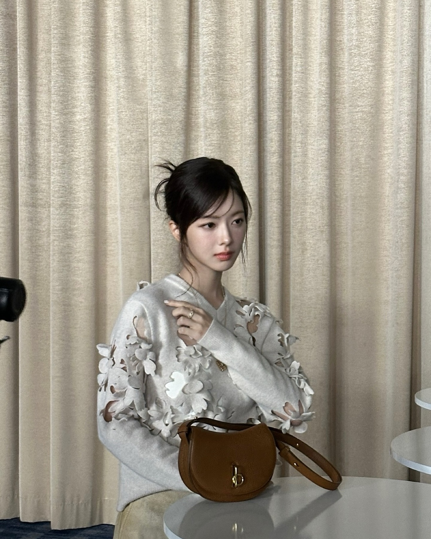 한 올 한 올 정돈된 쉼표머리🎶
오늘은 얼굴 작아 보이는 깻잎머리로 헤어스타일링 완성👱🏻♀️ 🎀 이미지4