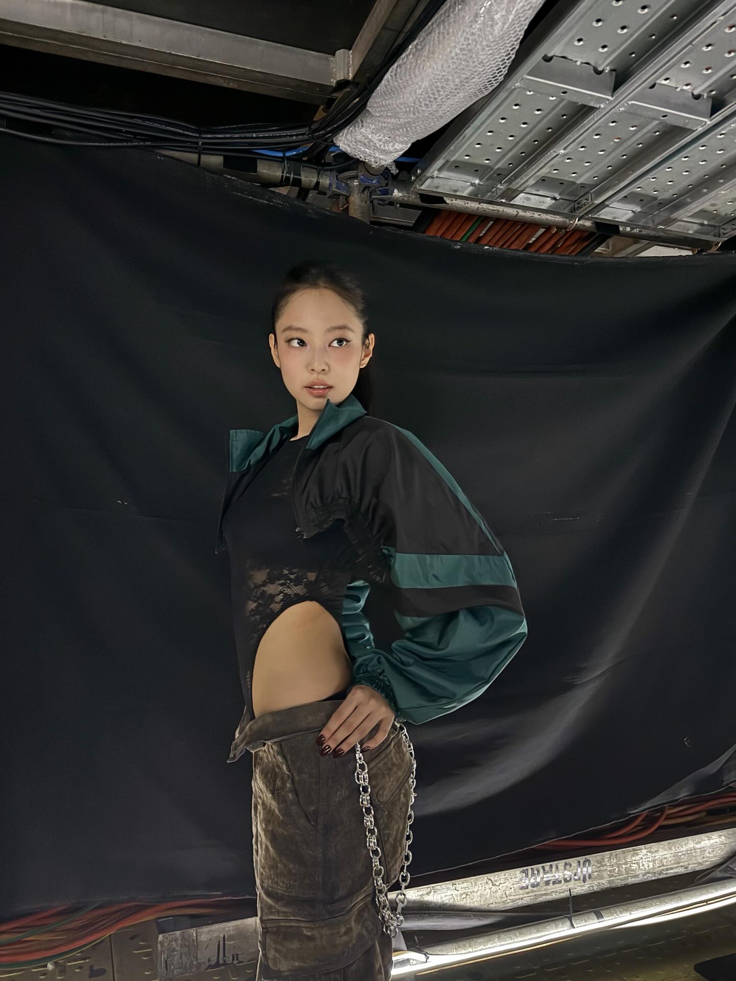 무대 위 카리스마 장악한🖤제니 뉴욕 언더그라운드 감성, 바퀘라 26S/S 바람막이로 시선 집중👀 이미지