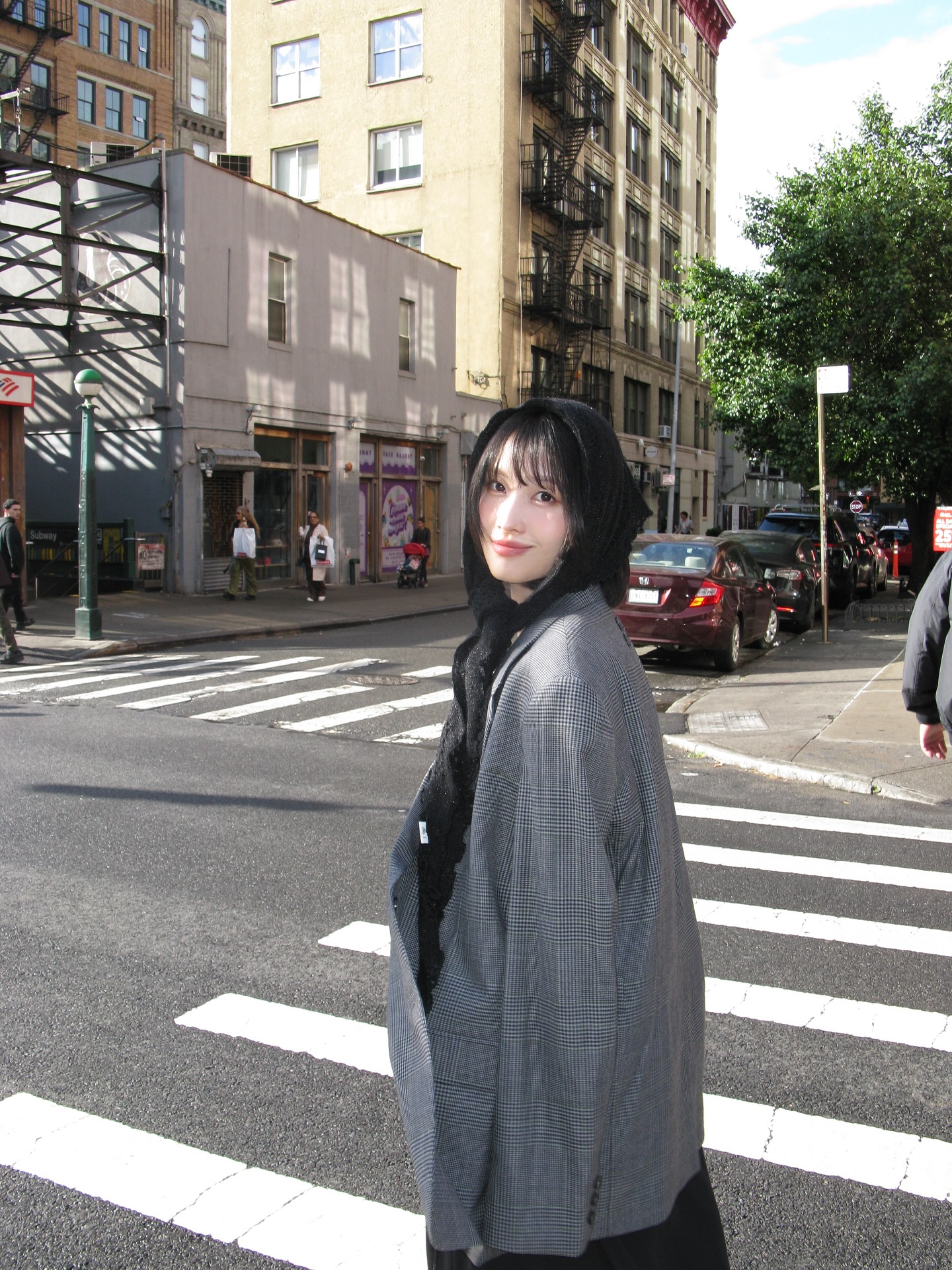 이번 겨울엔 바부슈카 챙기자🖤
머리에 두르는 겨울 스카프🧣❄️바부슈카로 레트로 시크 완성

셀럽 사복 속에서 보이기 시작하는 바부슈카는, 과거 할머니 스타일이라 불리던 머리에 두르는 삼각형 스카프입니다. 주로 턱 아래에 매듭지어 쓰는 착용하는 스타일이죠.

바부슈카는 러시아어로 할머니를 뜻하며, 추위를 막기 위해 사용되었던 아이템이었지만 최근에는 레트로 감성과 유러피안 시크룩을 완성하는 필수 패션 아이템으로 자리 잡으며, 스타일을 한층 빈티지하고 세련되게 완성해주는 포인트가 되고 있습니다. 이미지5