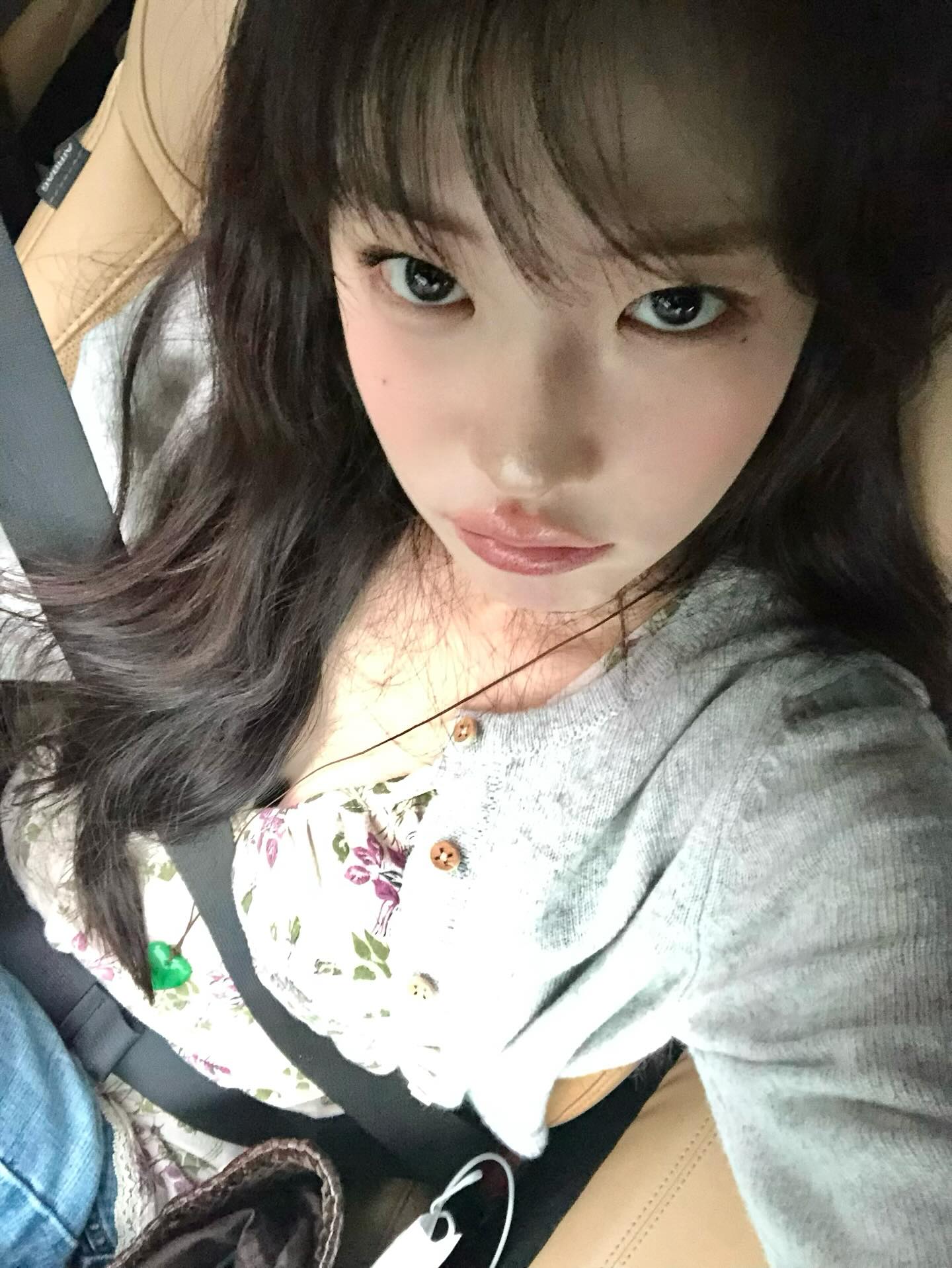 가디건만큼 따뜻한 이너템이 있을까💛
니트보다 가볍고, 셔츠보다 따뜻한 가디건으로 스타일링💓
 이미지7