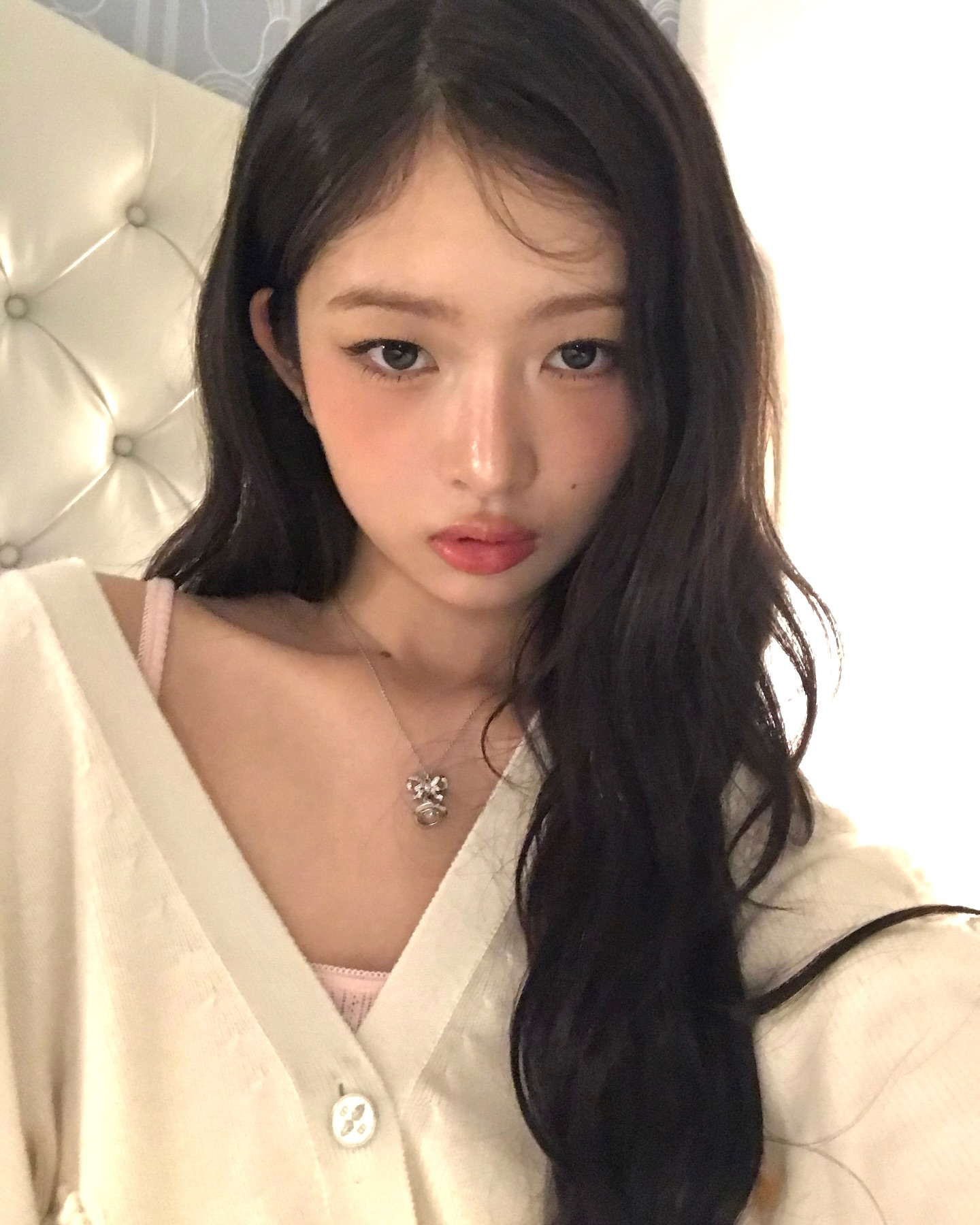 가디건만큼 따뜻한 이너템이 있을까💛
니트보다 가볍고, 셔츠보다 따뜻한 가디건으로 스타일링💓
 이미지4