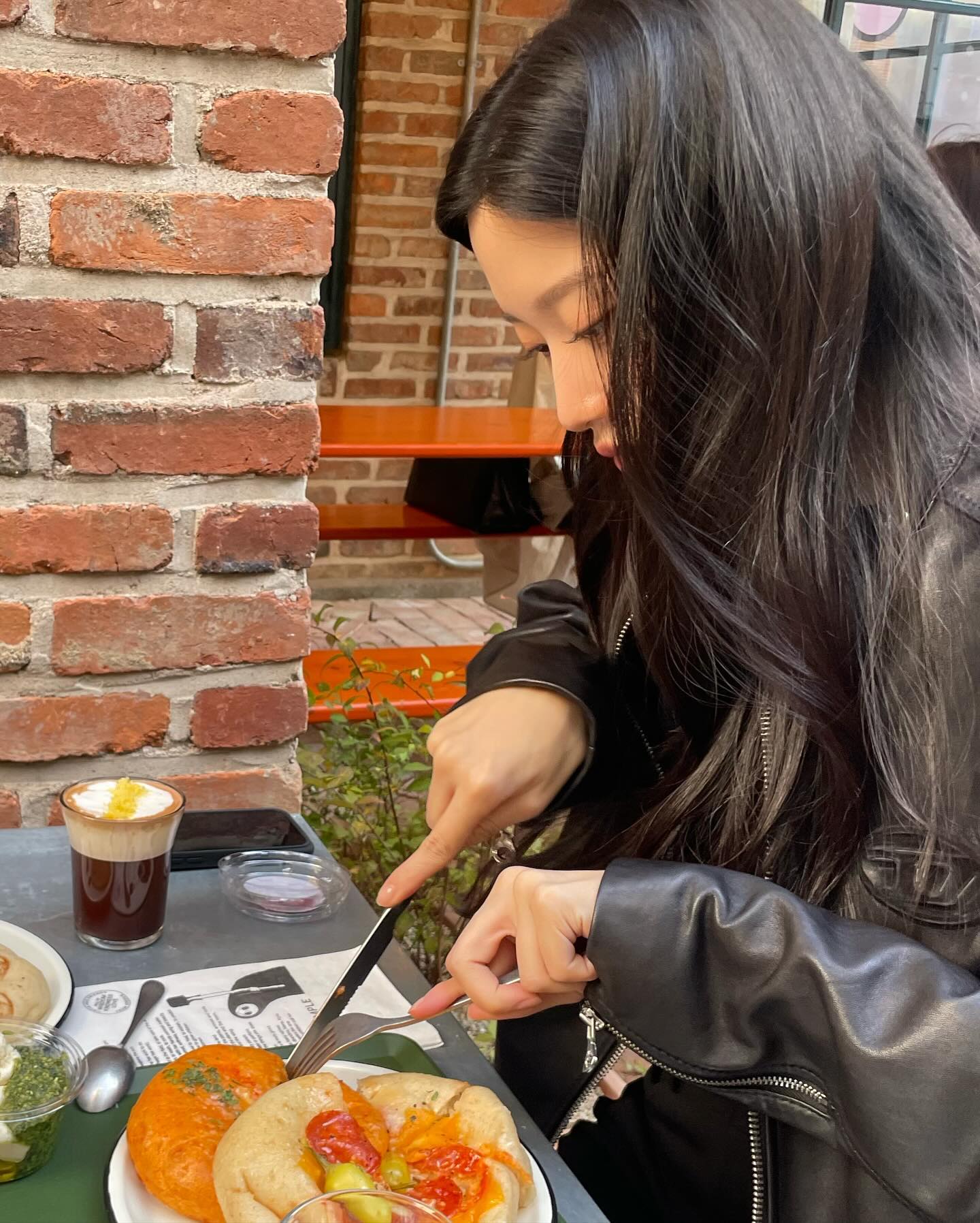 옷장에 하나쯤은 있는 가죽자켓🤎
쌀쌀한 날씨에 제일 잘 어울리는 레더자켓으로 데일리 코디하기✨ 이미지2