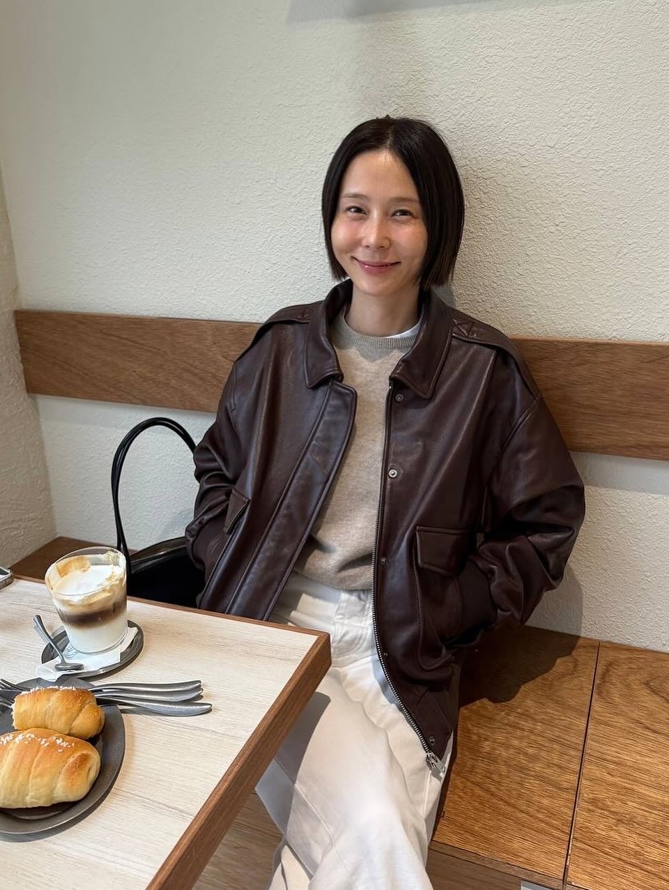 옷장에 하나쯤은 있는 가죽자켓🤎
쌀쌀한 날씨에 제일 잘 어울리는 레더자켓으로 데일리 코디하기✨ 이미지7