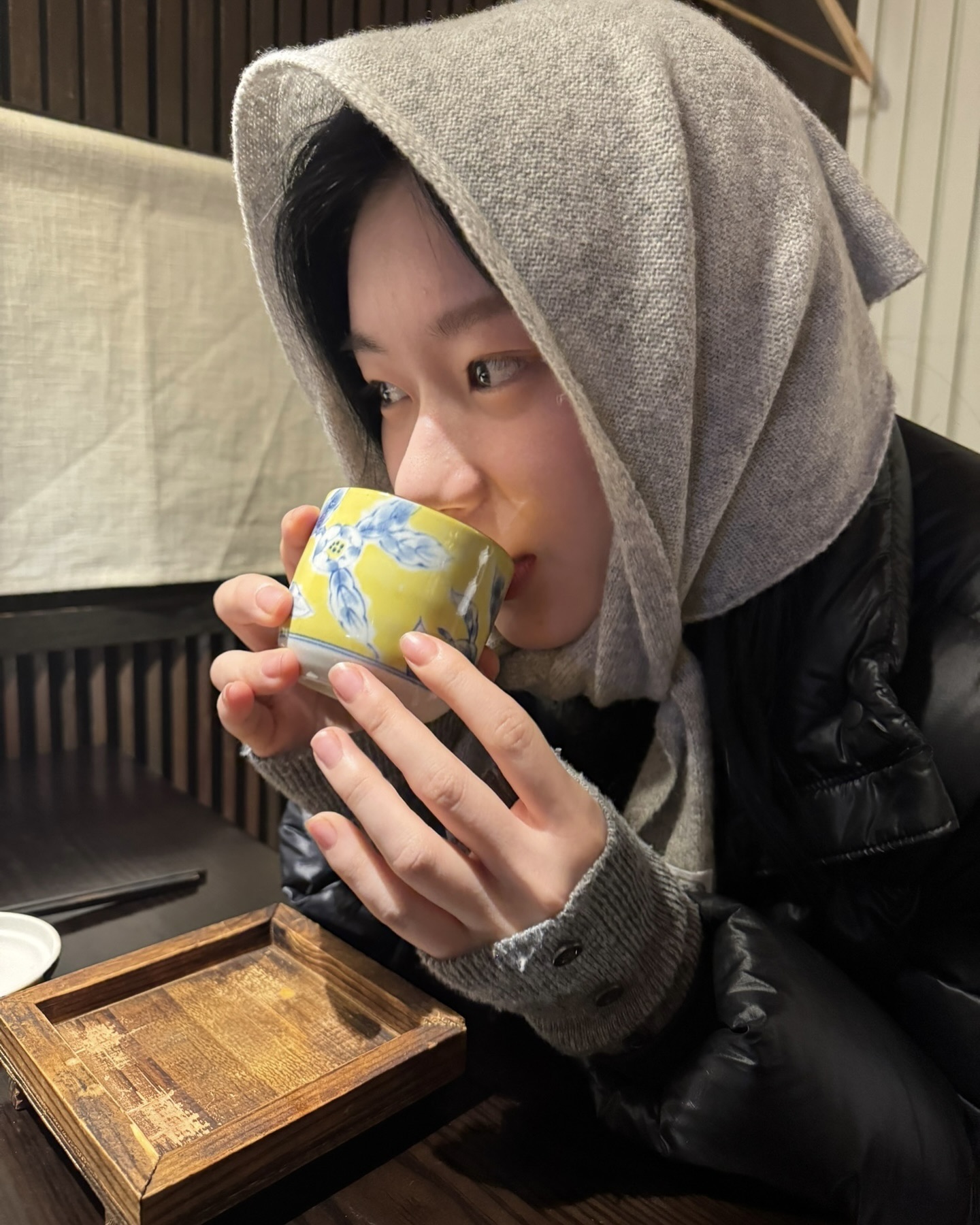 이번 겨울엔 바부슈카 챙기자🖤
머리에 두르는 겨울 스카프🧣❄️바부슈카로 레트로 시크 완성

셀럽 사복 속에서 보이기 시작하는 바부슈카는, 과거 할머니 스타일이라 불리던 머리에 두르는 삼각형 스카프입니다. 주로 턱 아래에 매듭지어 쓰는 착용하는 스타일이죠.

바부슈카는 러시아어로 할머니를 뜻하며, 추위를 막기 위해 사용되었던 아이템이었지만 최근에는 레트로 감성과 유러피안 시크룩을 완성하는 필수 패션 아이템으로 자리 잡으며, 스타일을 한층 빈티지하고 세련되게 완성해주는 포인트가 되고 있습니다. 이미지4