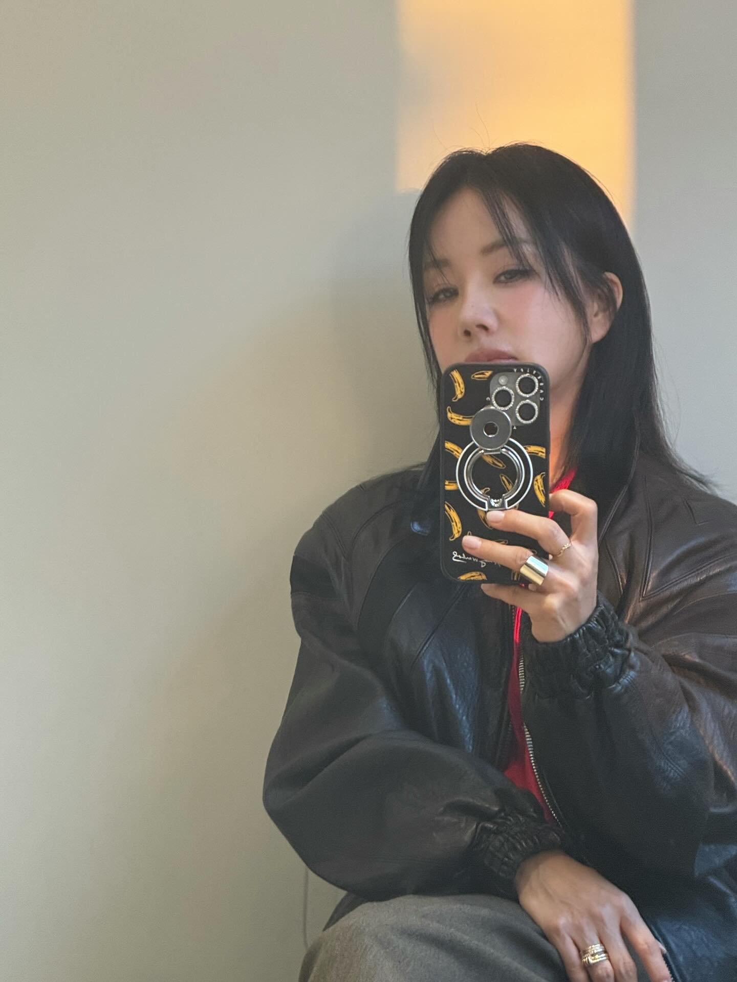 옷장에 하나쯤은 있는 가죽자켓🤎
쌀쌀한 날씨에 제일 잘 어울리는 레더자켓으로 데일리 코디하기✨ 이미지8