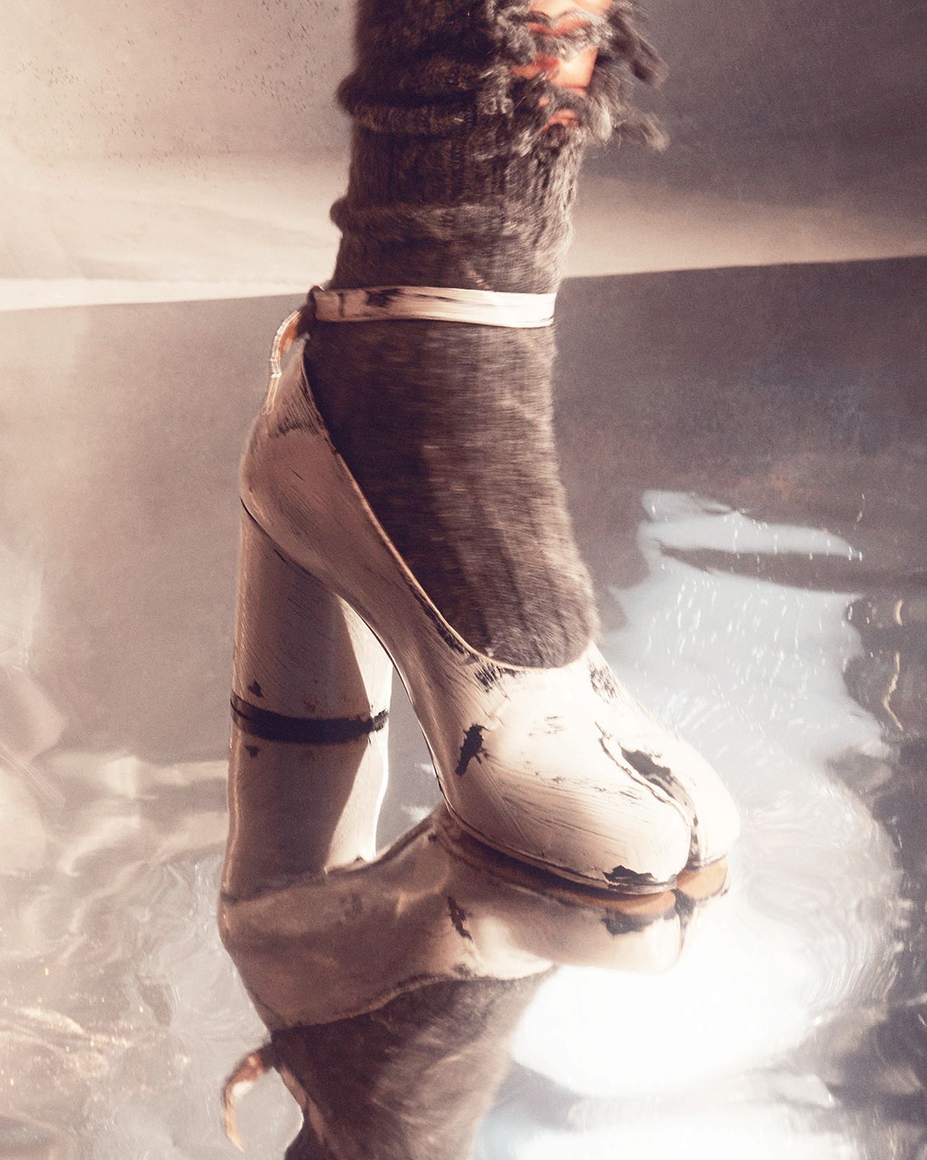 짝 갈라진👣타비 슈즈 혁명
최고의 장인 11명이 수작업으로 구현한 제작 과정 공개📹
메종 마르지엘라의 대표 아이템인 '타비'는 일본 전통 작업화인 지카타비에서 모티브를 얻은 독보적 디자인으로, 15세기부터 존재해온 갈라진 발가락 구조를 현대 패션으로 뒤집어 놓았습니다.
 1989년 첫 쇼에서 붉은 페인트를 밑창에 묻혀 걷는 쇼를 통해 패션계에 충격을 준 이 신발은 이후 아방가르드 스타일의 상징으로 자리 잡았습니다. 이미지4