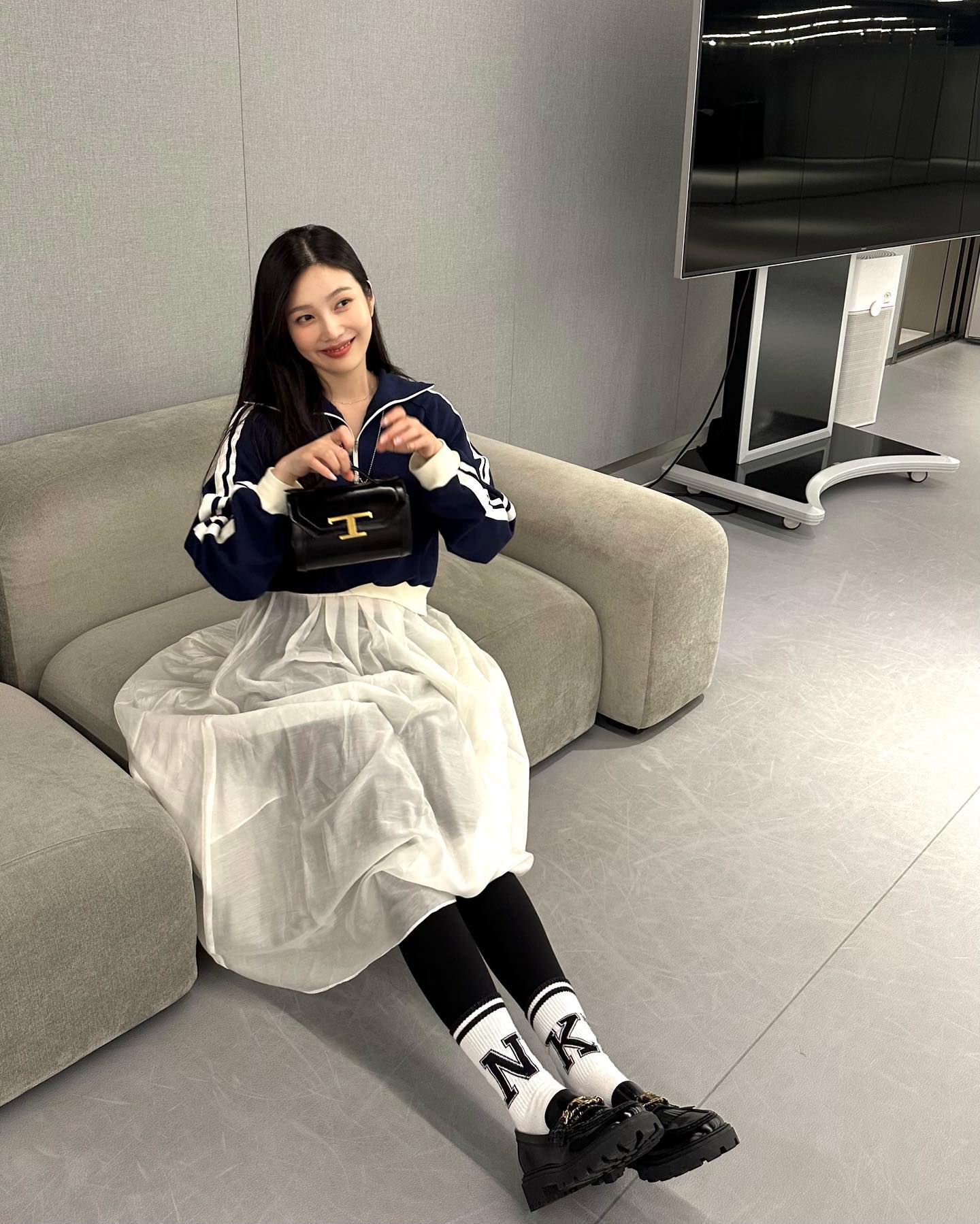 가을 날씨에도 포기 할 수 없어😮
미니로도 롱으로도 채울 수 없는 미디스커트의 매력💓 이미지7