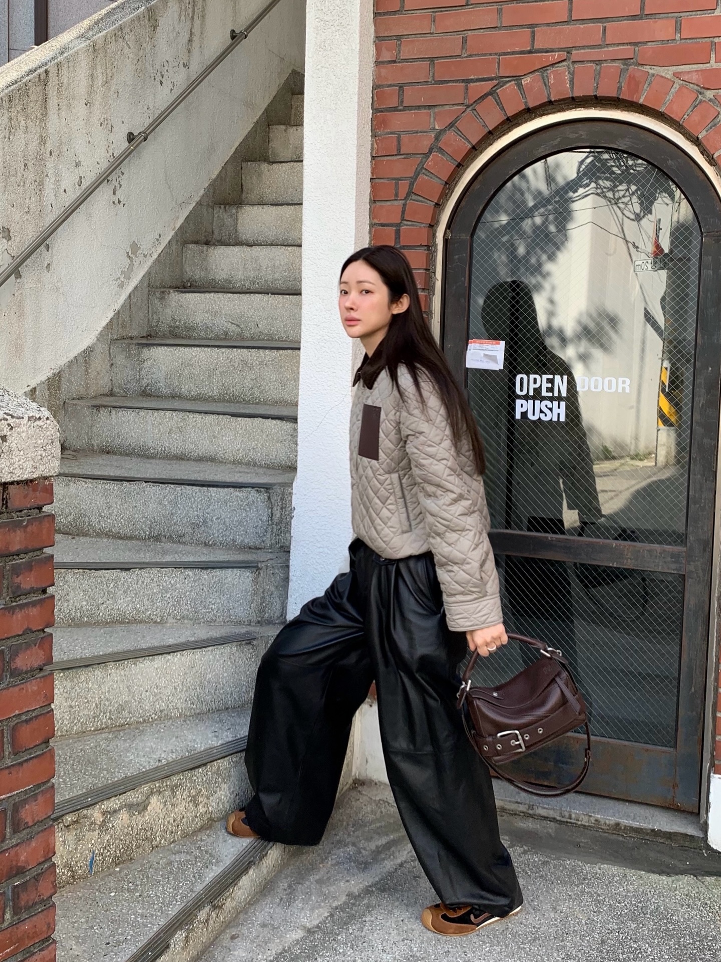 11월 지금 입기 좋은 정원 웅니룩🤎
애매한 초겨울엔 포근하고 따스한, 차정원처럼 입어보자🖤🔍

초겨울 정석 룩을 보여준 차정원의 로에베 아이템 소개합니다.

1. 테크니컬 패브릭 숏 재킷, 300만 원대
차정원이 착용한 재킷은 테크니컬 패브릭 소재에 입체감 있는 다이아몬드 퀼팅과 소매, 칼라 부분의 코듀로이 디테일이 포인트죠. 레더 팬츠와 매치하면 세련되면서 모던한 초겨울 룩을 완성할 수 있습니다.

2. 벨트 트라우저, 900만 원대
가벼운 나파 플롱제 램스킨 소재의 팬츠는 벨트 디테일이 들어간 개더 디자인으로, 움직일 때마다 자연스러운 주름과 질감이 돋보이죠. 자칫하면 부담스럽지만, 스니커즈와 퀼팅 재킷과 매치하면 시크하면서도 엣지 있는 스타일을 연출할 수 있습니다.

3. 스몰 퍼즐 바이커 백, 500만 원대
샤이니 카프스킨 소재의 이 가방은 여러 가죽 패널을 이어 붙인 큐브 실루엣에 벨트 디테일이 더해진 유니크한 가방이죠. 볼륨감 있는 퀼팅 재킷과 가죽 팬츠와 매치하면, 포근하면서도 시크한 컨트라스트 매력이 돋보이는 트렌디룩을 완성할 수 있습니다. 이미지3