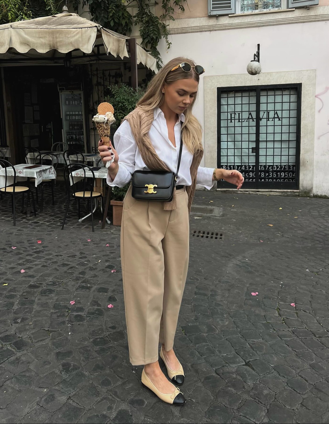 마음 속 샤넬 플랫, 이제 참지 말자🥿
오늘도 위시리스트에서만 바라보나요?... 이제 품을 때야🖤💛
1957년 처음 선보인 샤넬 발레리나 플랫슈즈는 세월을 초월한 아이코닉 디자인으로, 투톤 컬러와 발등의 샤넬 cc로고가 우아하면서도 세련된 매력을 보여주죠. 최근에는 스웨이드, 트위드  다양한 소재로 재해석되어 한층 감각적인 스타일을 더했습니다.
가을에는 블레이저나 트렌치코트와 매치해 모던한 분위기를, 셔츠와 가디건에 스타일링해 세련된 무드를 연출합니다. 클래식과 현대적 감각을 동시에 담아, 매 시즌 변치 않는 매력을 보여주는 샤넬 플랫슈즈로 우아함을 완성해 보세요. 이미지8