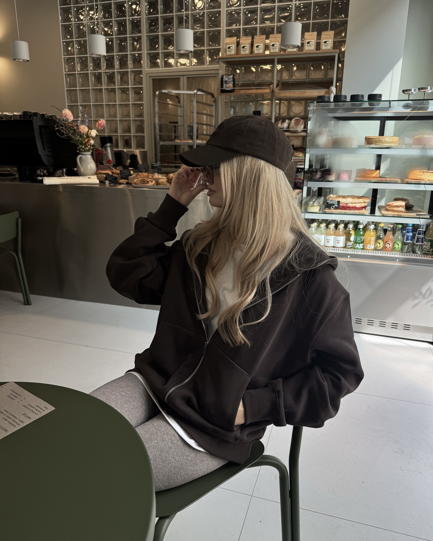 원마일웨어🧚🏻 후드집업으로 완성
활용도 갑 후드집업으로, 편안함과 센스까지 놓치지 않기🖤🎶 이미지4