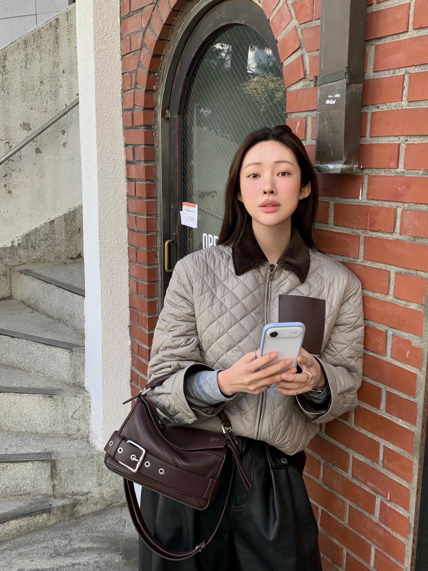 11월 지금 입기 좋은 정원 웅니룩🤎
애매한 초겨울엔 포근하고 따스한, 차정원처럼 입어보자🖤🔍

초겨울 정석 룩을 보여준 차정원의 로에베 아이템 소개합니다.

1. 테크니컬 패브릭 숏 재킷, 300만 원대
차정원이 착용한 재킷은 테크니컬 패브릭 소재에 입체감 있는 다이아몬드 퀼팅과 소매, 칼라 부분의 코듀로이 디테일이 포인트죠. 레더 팬츠와 매치하면 세련되면서 모던한 초겨울 룩을 완성할 수 있습니다.

2. 벨트 트라우저, 900만 원대
가벼운 나파 플롱제 램스킨 소재의 팬츠는 벨트 디테일이 들어간 개더 디자인으로, 움직일 때마다 자연스러운 주름과 질감이 돋보이죠. 자칫하면 부담스럽지만, 스니커즈와 퀼팅 재킷과 매치하면 시크하면서도 엣지 있는 스타일을 연출할 수 있습니다.

3. 스몰 퍼즐 바이커 백, 500만 원대
샤이니 카프스킨 소재의 이 가방은 여러 가죽 패널을 이어 붙인 큐브 실루엣에 벨트 디테일이 더해진 유니크한 가방이죠. 볼륨감 있는 퀼팅 재킷과 가죽 팬츠와 매치하면, 포근하면서도 시크한 컨트라스트 매력이 돋보이는 트렌디룩을 완성할 수 있습니다. 이미지1