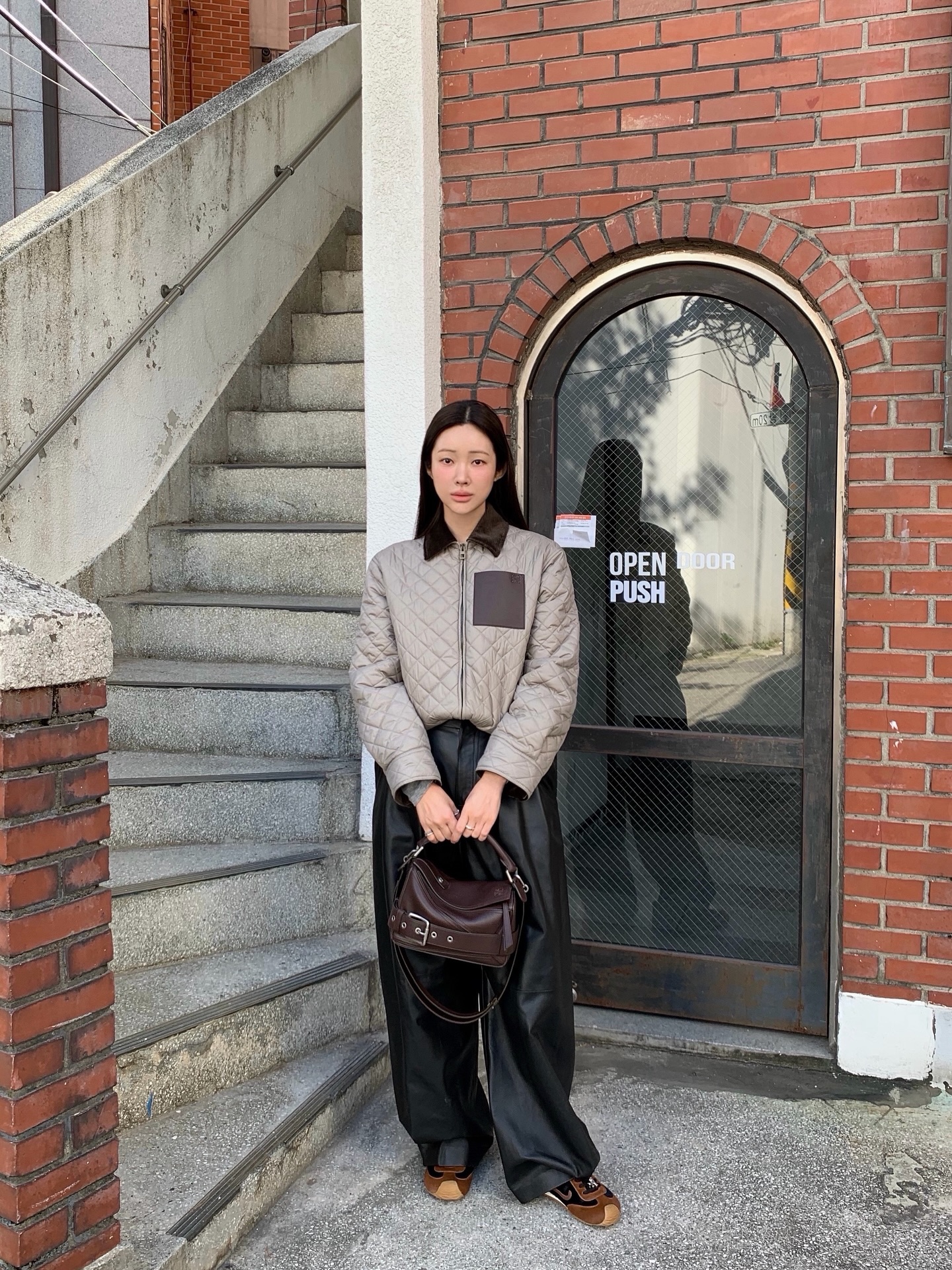 11월 지금 입기 좋은 정원 웅니룩🤎
애매한 초겨울엔 포근하고 따스한, 차정원처럼 입어보자🖤🔍

초겨울 정석 룩을 보여준 차정원의 로에베 아이템 소개합니다.

1. 테크니컬 패브릭 숏 재킷, 300만 원대
차정원이 착용한 재킷은 테크니컬 패브릭 소재에 입체감 있는 다이아몬드 퀼팅과 소매, 칼라 부분의 코듀로이 디테일이 포인트죠. 레더 팬츠와 매치하면 세련되면서 모던한 초겨울 룩을 완성할 수 있습니다.

2. 벨트 트라우저, 900만 원대
가벼운 나파 플롱제 램스킨 소재의 팬츠는 벨트 디테일이 들어간 개더 디자인으로, 움직일 때마다 자연스러운 주름과 질감이 돋보이죠. 자칫하면 부담스럽지만, 스니커즈와 퀼팅 재킷과 매치하면 시크하면서도 엣지 있는 스타일을 연출할 수 있습니다.

3. 스몰 퍼즐 바이커 백, 500만 원대
샤이니 카프스킨 소재의 이 가방은 여러 가죽 패널을 이어 붙인 큐브 실루엣에 벨트 디테일이 더해진 유니크한 가방이죠. 볼륨감 있는 퀼팅 재킷과 가죽 팬츠와 매치하면, 포근하면서도 시크한 컨트라스트 매력이 돋보이는 트렌디룩을 완성할 수 있습니다. 이미지6