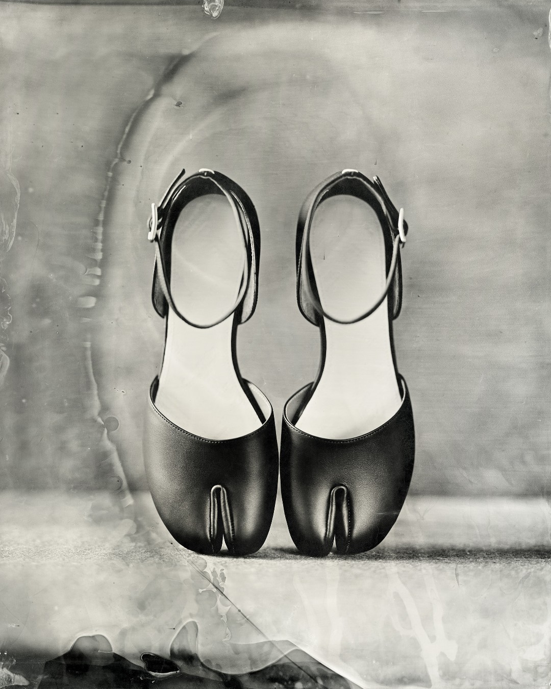 짝 갈라진👣타비 슈즈 혁명
최고의 장인 11명이 수작업으로 구현한 제작 과정 공개📹
메종 마르지엘라의 대표 아이템인 '타비'는 일본 전통 작업화인 지카타비에서 모티브를 얻은 독보적 디자인으로, 15세기부터 존재해온 갈라진 발가락 구조를 현대 패션으로 뒤집어 놓았습니다.
 1989년 첫 쇼에서 붉은 페인트를 밑창에 묻혀 걷는 쇼를 통해 패션계에 충격을 준 이 신발은 이후 아방가르드 스타일의 상징으로 자리 잡았습니다. 이미지7