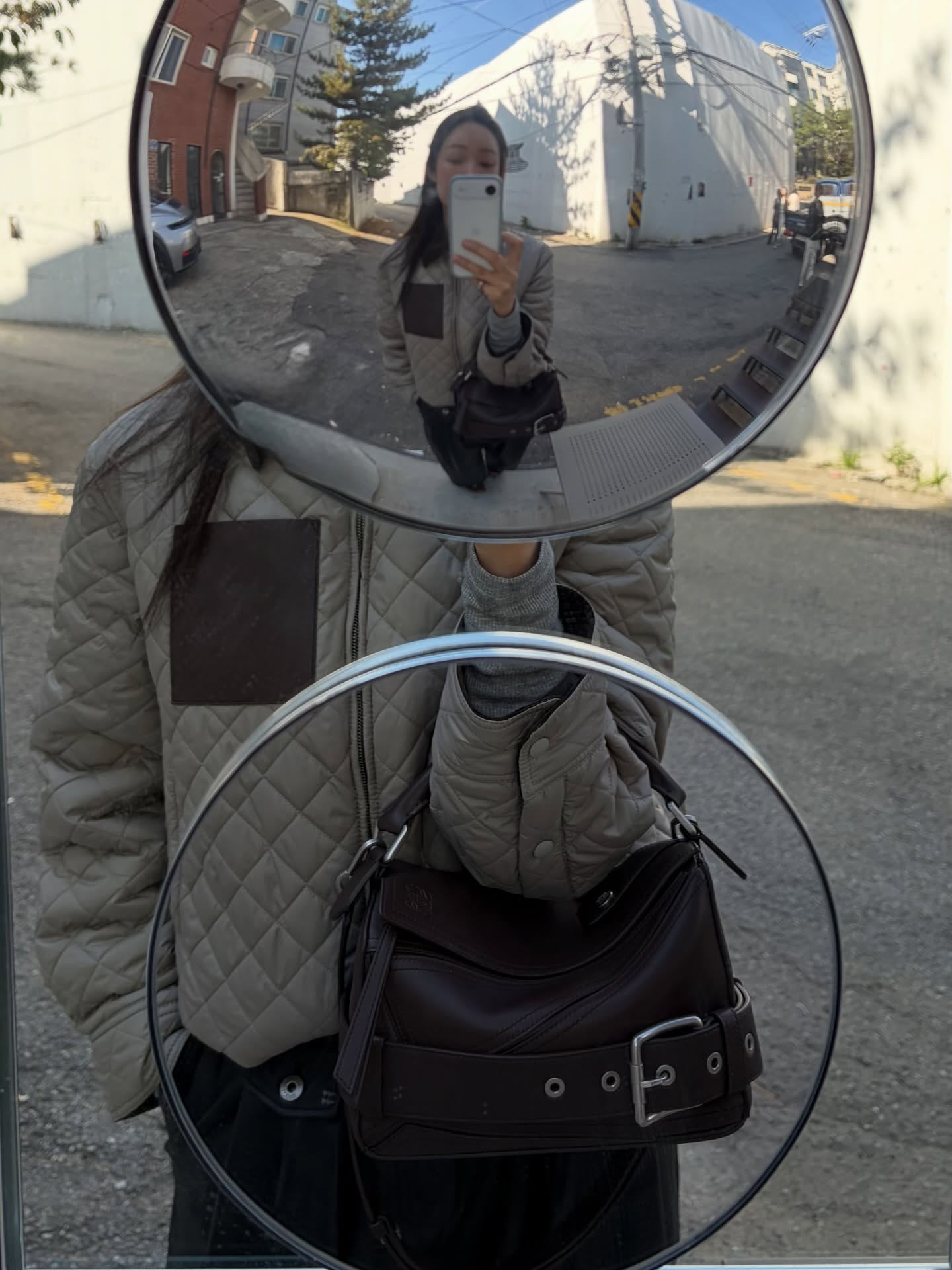 11월 지금 입기 좋은 정원 웅니룩🤎
애매한 초겨울엔 포근하고 따스한, 차정원처럼 입어보자🖤🔍

초겨울 정석 룩을 보여준 차정원의 로에베 아이템 소개합니다.

1. 테크니컬 패브릭 숏 재킷, 300만 원대
차정원이 착용한 재킷은 테크니컬 패브릭 소재에 입체감 있는 다이아몬드 퀼팅과 소매, 칼라 부분의 코듀로이 디테일이 포인트죠. 레더 팬츠와 매치하면 세련되면서 모던한 초겨울 룩을 완성할 수 있습니다.

2. 벨트 트라우저, 900만 원대
가벼운 나파 플롱제 램스킨 소재의 팬츠는 벨트 디테일이 들어간 개더 디자인으로, 움직일 때마다 자연스러운 주름과 질감이 돋보이죠. 자칫하면 부담스럽지만, 스니커즈와 퀼팅 재킷과 매치하면 시크하면서도 엣지 있는 스타일을 연출할 수 있습니다.

3. 스몰 퍼즐 바이커 백, 500만 원대
샤이니 카프스킨 소재의 이 가방은 여러 가죽 패널을 이어 붙인 큐브 실루엣에 벨트 디테일이 더해진 유니크한 가방이죠. 볼륨감 있는 퀼팅 재킷과 가죽 팬츠와 매치하면, 포근하면서도 시크한 컨트라스트 매력이 돋보이는 트렌디룩을 완성할 수 있습니다. 이미지5