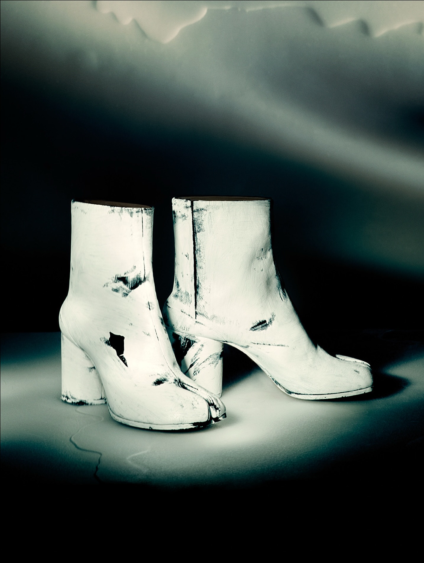 짝 갈라진👣타비 슈즈 혁명
최고의 장인 11명이 수작업으로 구현한 제작 과정 공개📹
메종 마르지엘라의 대표 아이템인 '타비'는 일본 전통 작업화인 지카타비에서 모티브를 얻은 독보적 디자인으로, 15세기부터 존재해온 갈라진 발가락 구조를 현대 패션으로 뒤집어 놓았습니다.
 1989년 첫 쇼에서 붉은 페인트를 밑창에 묻혀 걷는 쇼를 통해 패션계에 충격을 준 이 신발은 이후 아방가르드 스타일의 상징으로 자리 잡았습니다. 이미지8