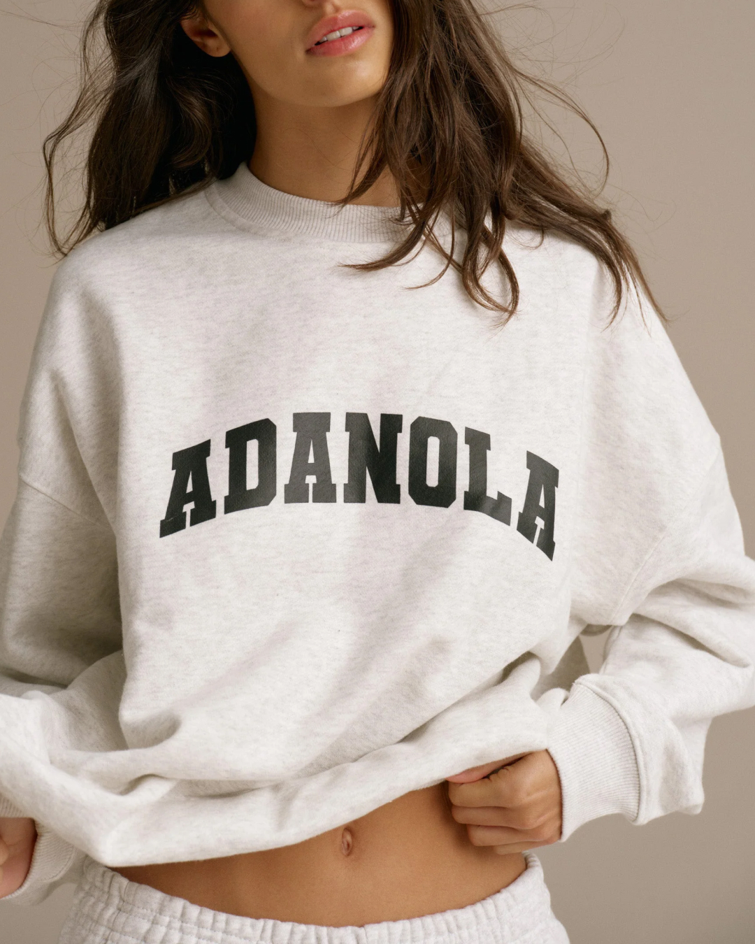 하루 종일 편한데 예쁜 게 포인트🩶
집에서도 밖에서도 손이 가는 원마일웨어🏠✨
편하게 입기 좋은 원마일웨어, 지금 소개해드릴게요.
1. 아다놀라 바시티 오버사이즈 스웻셔츠, 10만 원대 
오가닉 코튼 플리스 소재의 오버사이즈 맨투맨입니다. 드롭 숄더와 여유로운 실루엣으로 편안한 착용감을 주는데요. 같은 컬러의 조거 팬츠와 함께 매치해 원마일룩은 물론, 캐주얼한 셋업룩을 완성했습니다.
2. 아다놀라 바시티 스웻팬츠, 10만 원대
허리 안쪽 스트링과 포켓 디테일로 실용성을 더한 조거팬츠입니다. 같은 컬러의 맨투맨과 볼드한 스니커즈를 매치해 트렌디한 원마일웨어 룩을 완성했습니다.
3. 미우미우 x 뉴발란스 530 SL , 100만 원대
스웨이드와 메쉬 소재의 가벼운 스니커즈로, 브랜드 로고 디테일이 포인트인 제품입니다. 트레이닝 셋업에 매치해 편안한 데일리룩을 완성했습니다. 이미지3