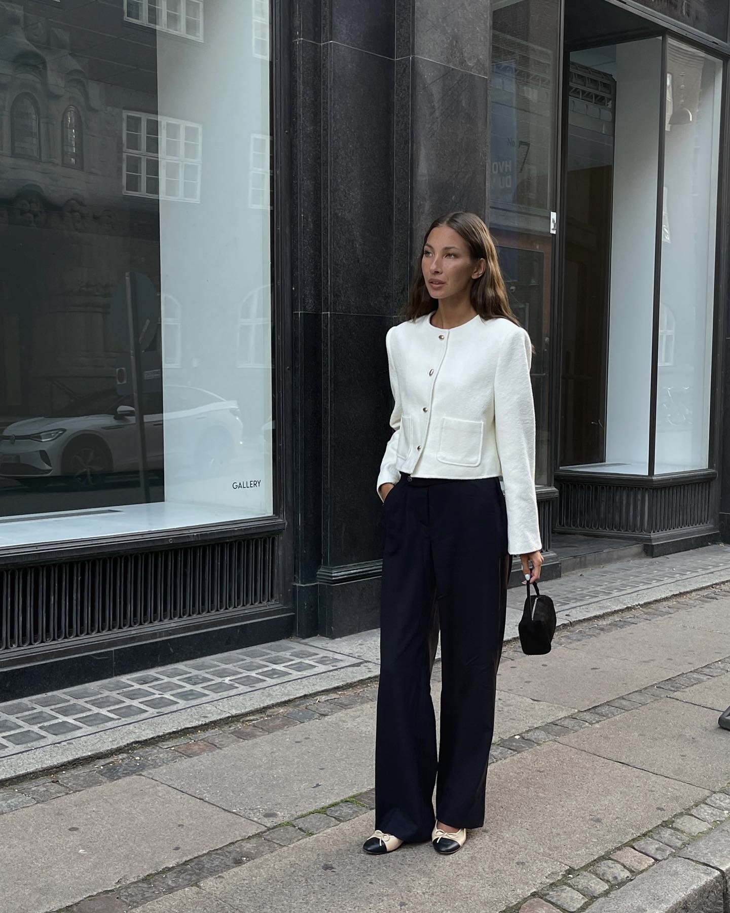 마음 속 샤넬 플랫, 이제 참지 말자🥿
오늘도 위시리스트에서만 바라보나요?... 이제 품을 때야🖤💛
1957년 처음 선보인 샤넬 발레리나 플랫슈즈는 세월을 초월한 아이코닉 디자인으로, 투톤 컬러와 발등의 샤넬 cc로고가 우아하면서도 세련된 매력을 보여주죠. 최근에는 스웨이드, 트위드  다양한 소재로 재해석되어 한층 감각적인 스타일을 더했습니다.
가을에는 블레이저나 트렌치코트와 매치해 모던한 분위기를, 셔츠와 가디건에 스타일링해 세련된 무드를 연출합니다. 클래식과 현대적 감각을 동시에 담아, 매 시즌 변치 않는 매력을 보여주는 샤넬 플랫슈즈로 우아함을 완성해 보세요. 이미지4