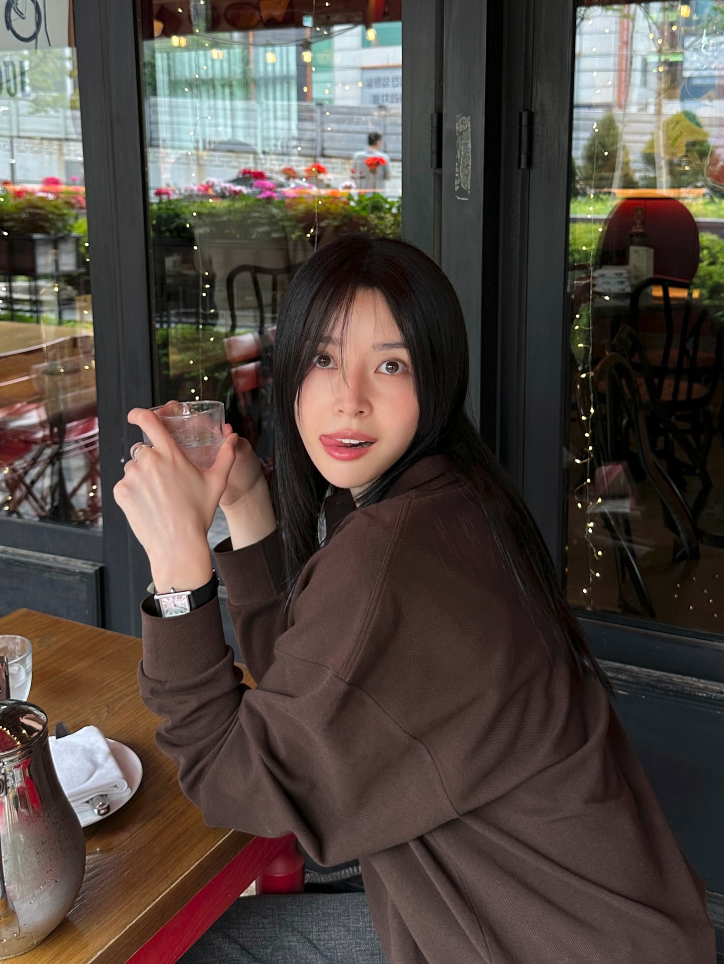 나도 모르게 시선 가는 볼드 링👀 심플한 룩도 순식간에 럭셔리 모먼트✨💎실버 링 갖고 싶다...  셀럽들의 존재감을 더해주는 럭셔리 볼드 링 2가지를 소개합니다.  1. 샤넬 코코 크러쉬 링, 700만 원대 권나라가 착용한 코코 크러쉬 반지는 18K 화이트 골드로 이루어진 퀼팅 모티브 라지 사이즈 링으로, 볼드 한 실루엣이 특징이죠. 실버 톤의 볼드 링과 레이어링 하면 쿨하면서도 감각적인 무드를 연출할 수 있습니다.  2. 부쉐론 콰트로 더블 화이트 에디션 스몰 링, 1000만 원대 미미가 착용한 반지는 18캐럿 화이트 골드와 화이트 하이세람 소재를 활용한 네 가지 아카이브 모티프가 연결된 그래픽 하면서도 현대적인 디자인이죠. 단독으로도 충분히 존재감 있지만, 레이어링 하면 한층 더 고급스럽고 우아한 분위기를 완성합니다. 이미지