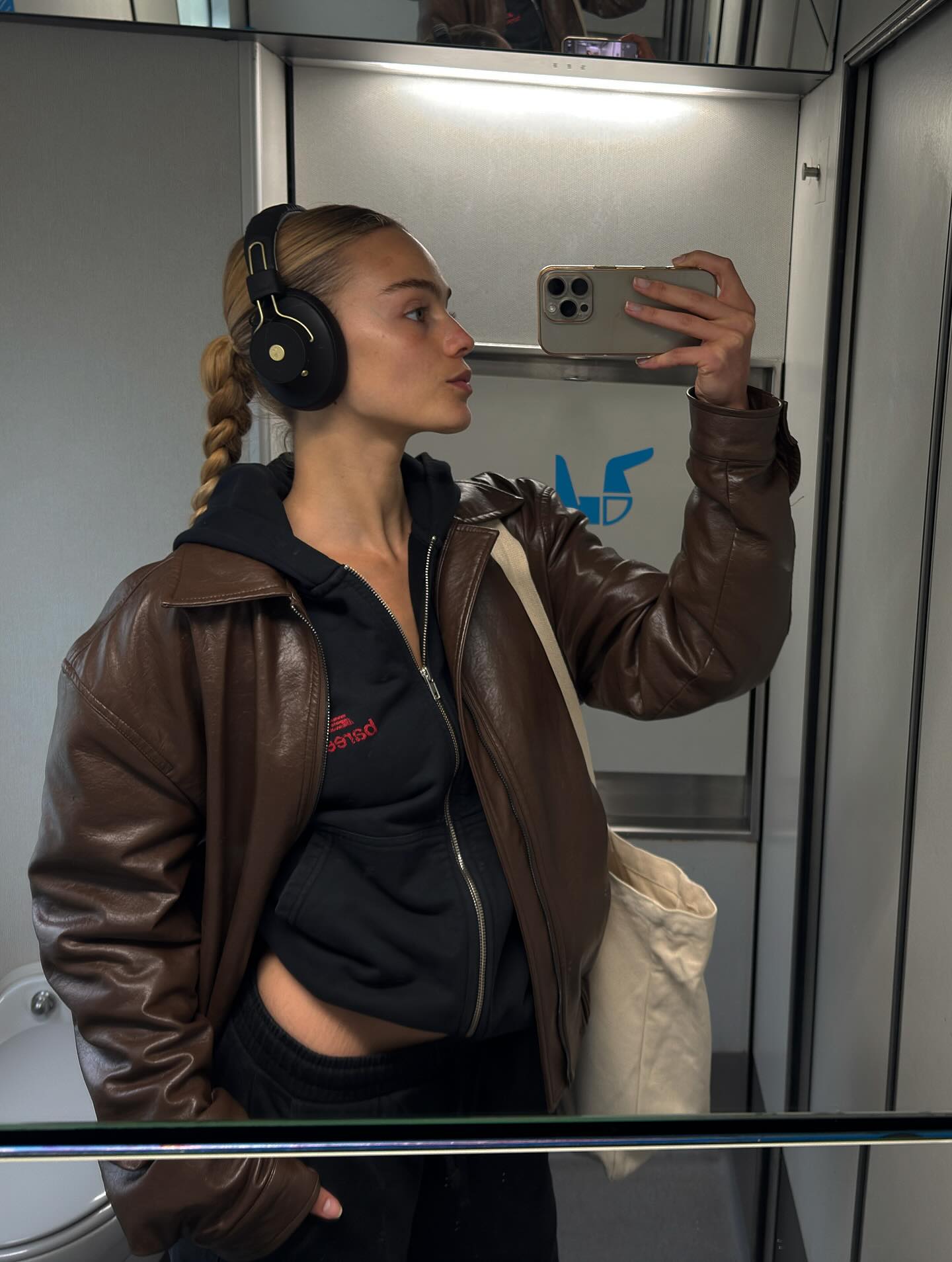 원마일웨어🧚🏻 후드집업으로 완성
활용도 갑 후드집업으로, 편안함과 센스까지 놓치지 않기🖤🎶 이미지5