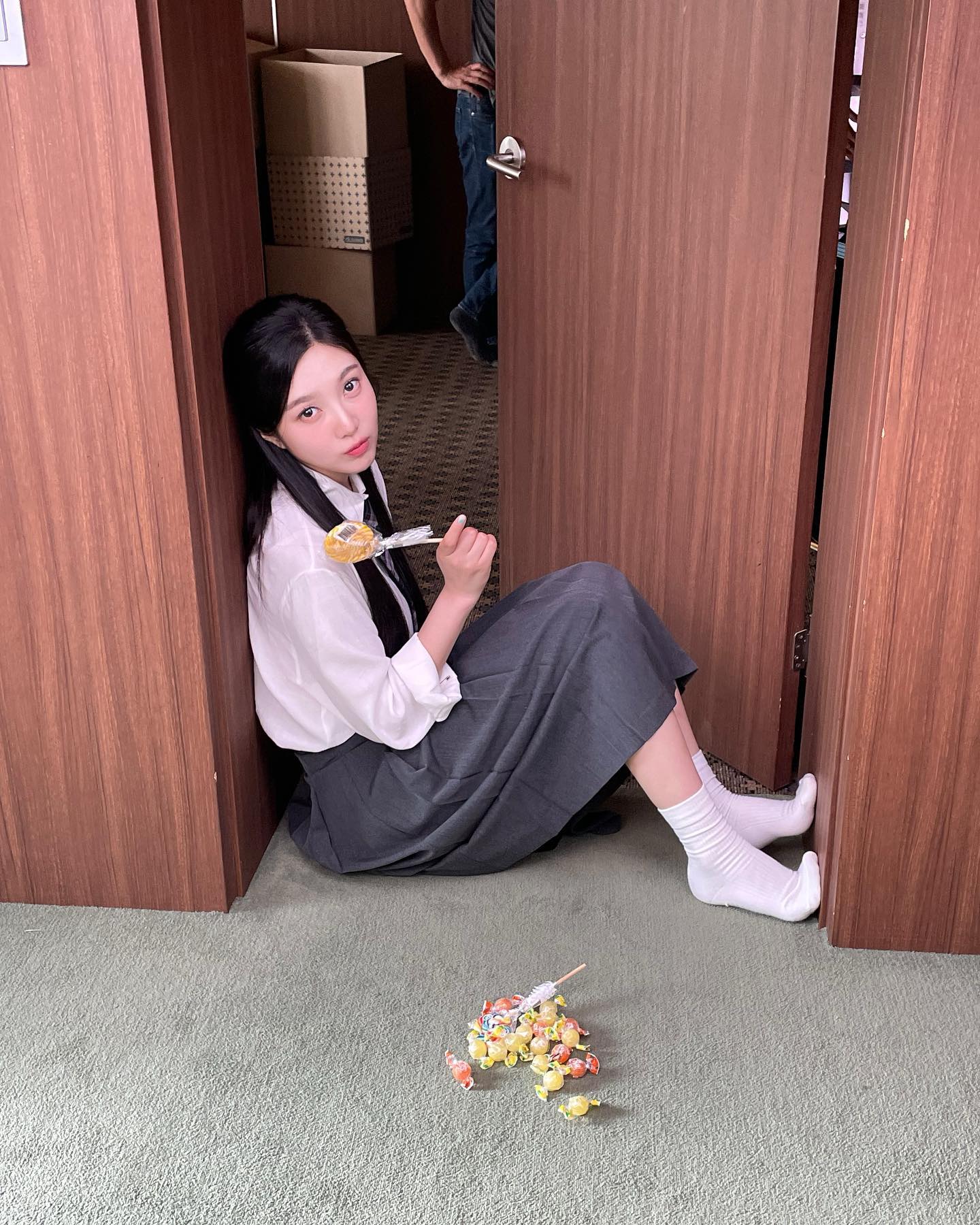 가을 날씨에도 포기 할 수 없어😮
미니로도 롱으로도 채울 수 없는 미디스커트의 매력💓 이미지9