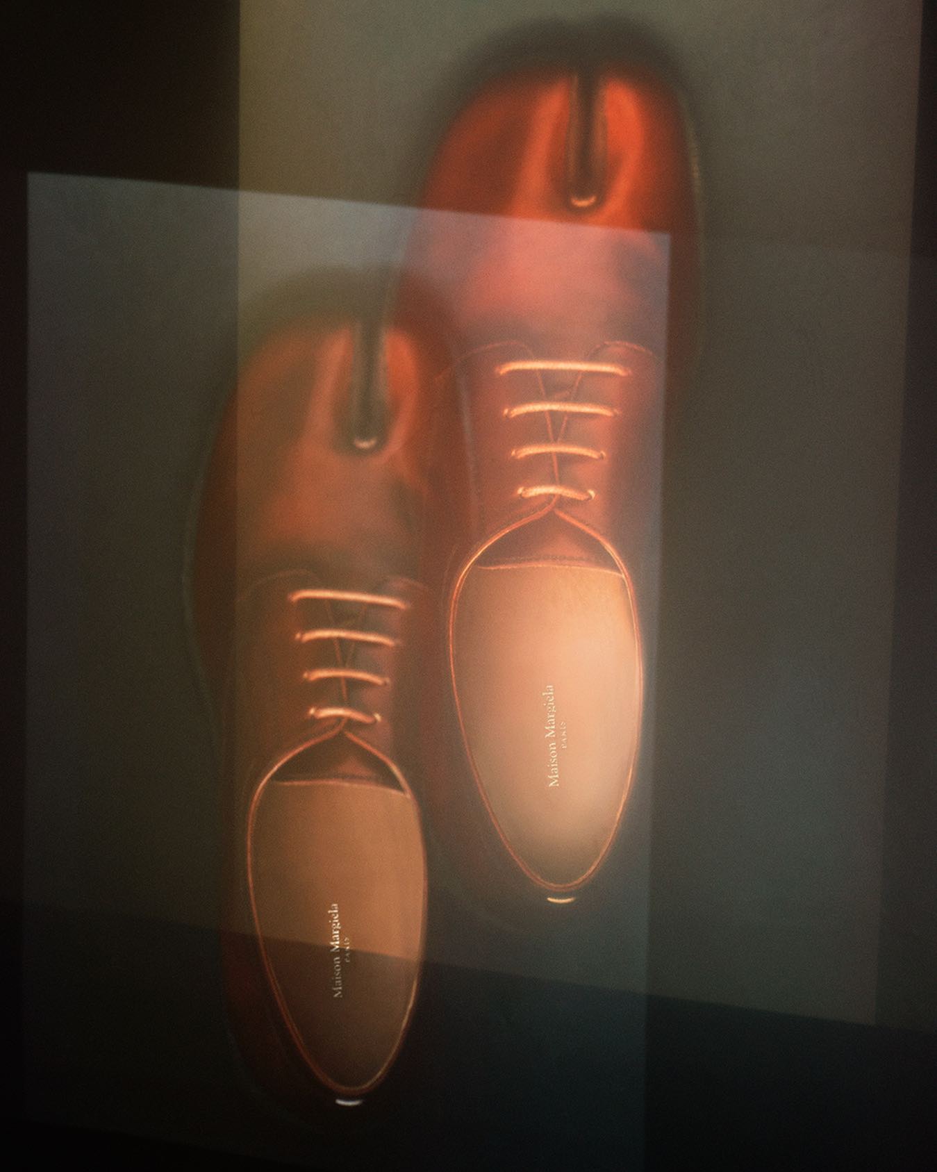 짝 갈라진👣타비 슈즈 혁명
최고의 장인 11명이 수작업으로 구현한 제작 과정 공개📹
메종 마르지엘라의 대표 아이템인 '타비'는 일본 전통 작업화인 지카타비에서 모티브를 얻은 독보적 디자인으로, 15세기부터 존재해온 갈라진 발가락 구조를 현대 패션으로 뒤집어 놓았습니다.
 1989년 첫 쇼에서 붉은 페인트를 밑창에 묻혀 걷는 쇼를 통해 패션계에 충격을 준 이 신발은 이후 아방가르드 스타일의 상징으로 자리 잡았습니다. 이미지2