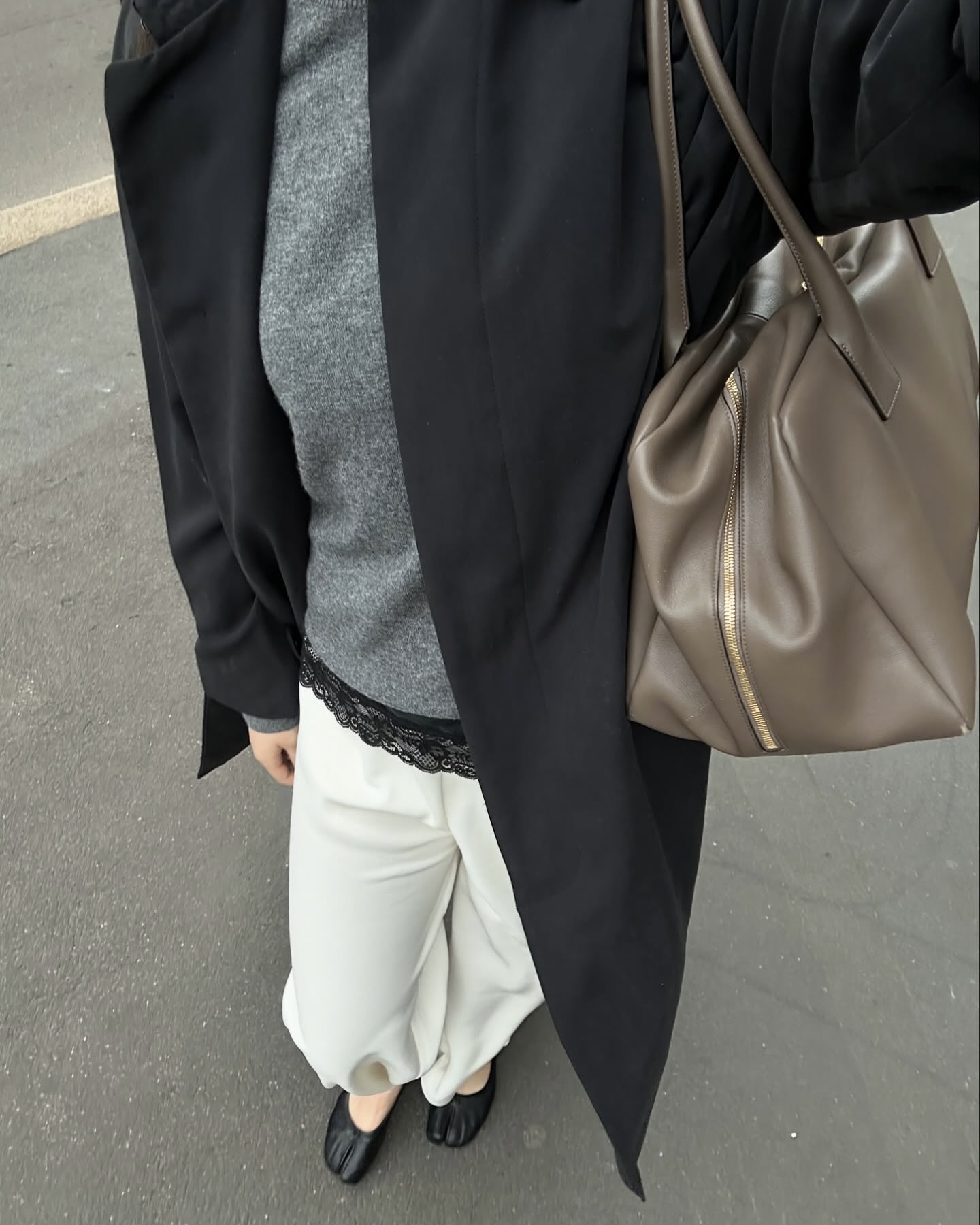 가을에 자연스레 손이 가는 타비🍂
클래식하면서 세련된 실루엣의 타비슈즈로 감각적인 룩 완성✨🖤 이미지5