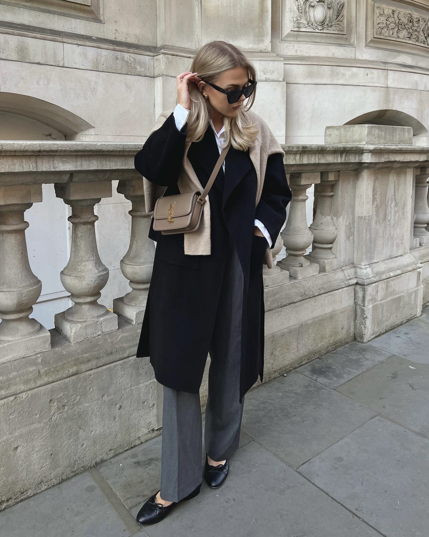 마음 속 샤넬 플랫, 이제 참지 말자🥿
오늘도 위시리스트에서만 바라보나요?... 이제 품을 때야🖤💛
1957년 처음 선보인 샤넬 발레리나 플랫슈즈는 세월을 초월한 아이코닉 디자인으로, 투톤 컬러와 발등의 샤넬 cc로고가 우아하면서도 세련된 매력을 보여주죠. 최근에는 스웨이드, 트위드  다양한 소재로 재해석되어 한층 감각적인 스타일을 더했습니다.
가을에는 블레이저나 트렌치코트와 매치해 모던한 분위기를, 셔츠와 가디건에 스타일링해 세련된 무드를 연출합니다. 클래식과 현대적 감각을 동시에 담아, 매 시즌 변치 않는 매력을 보여주는 샤넬 플랫슈즈로 우아함을 완성해 보세요. 이미지6