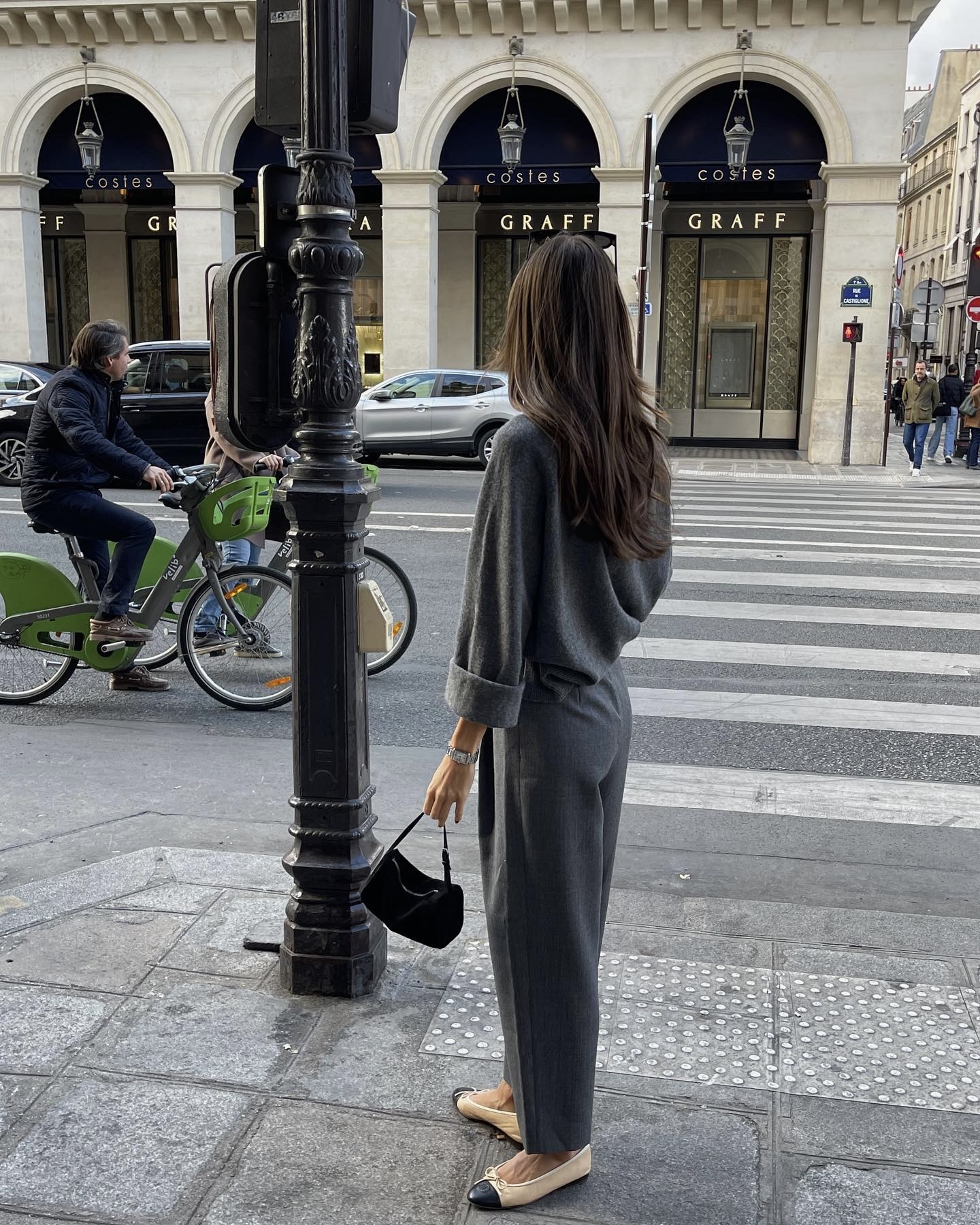 마음 속 샤넬 플랫, 이제 참지 말자🥿
오늘도 위시리스트에서만 바라보나요?... 이제 품을 때야🖤💛
1957년 처음 선보인 샤넬 발레리나 플랫슈즈는 세월을 초월한 아이코닉 디자인으로, 투톤 컬러와 발등의 샤넬 cc로고가 우아하면서도 세련된 매력을 보여주죠. 최근에는 스웨이드, 트위드  다양한 소재로 재해석되어 한층 감각적인 스타일을 더했습니다.
가을에는 블레이저나 트렌치코트와 매치해 모던한 분위기를, 셔츠와 가디건에 스타일링해 세련된 무드를 연출합니다. 클래식과 현대적 감각을 동시에 담아, 매 시즌 변치 않는 매력을 보여주는 샤넬 플랫슈즈로 우아함을 완성해 보세요. 이미지2