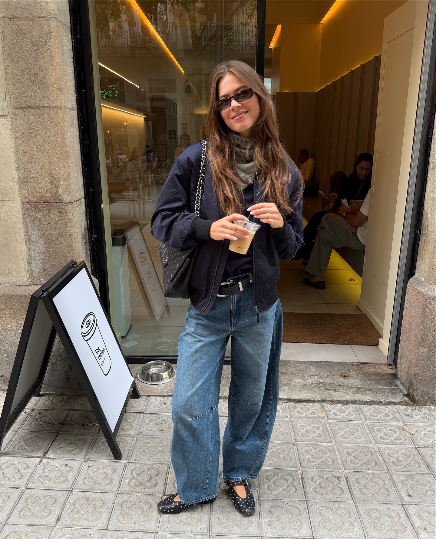 트렌디한 여자들의 시그니처 진👖
이번 가을 꼭 입어야 할 배럴 레그 팬츠💙🖤
요즘 눈에 자주 띄는 배럴 레그 팬츠, 입어보셨나요?
 
허벅지 라인에 볼륨을 주고 발목으로 갈수록 좁아지는 실루엣으로, 올해 가장 주목받는 데님 팬츠입니다.
배럴 레그 팬츠는 원래 승마용 바지와 작업복에서 시작되었는데요. 일자핏보다 풍성하고, 벌룬 팬츠와 비슷한 실루엣을 가지고 있죠.
이제 배럴 팬츠는 유행을 넘어 스키니진이나 카프리 팬츠처럼 기본적인 팬츠 실루엣 중 하나로 자리 잡은 스테디 아이템입니다.  올가을에는 배럴 팬츠로 가을 스타일링을 완성해보세요. 이미지7