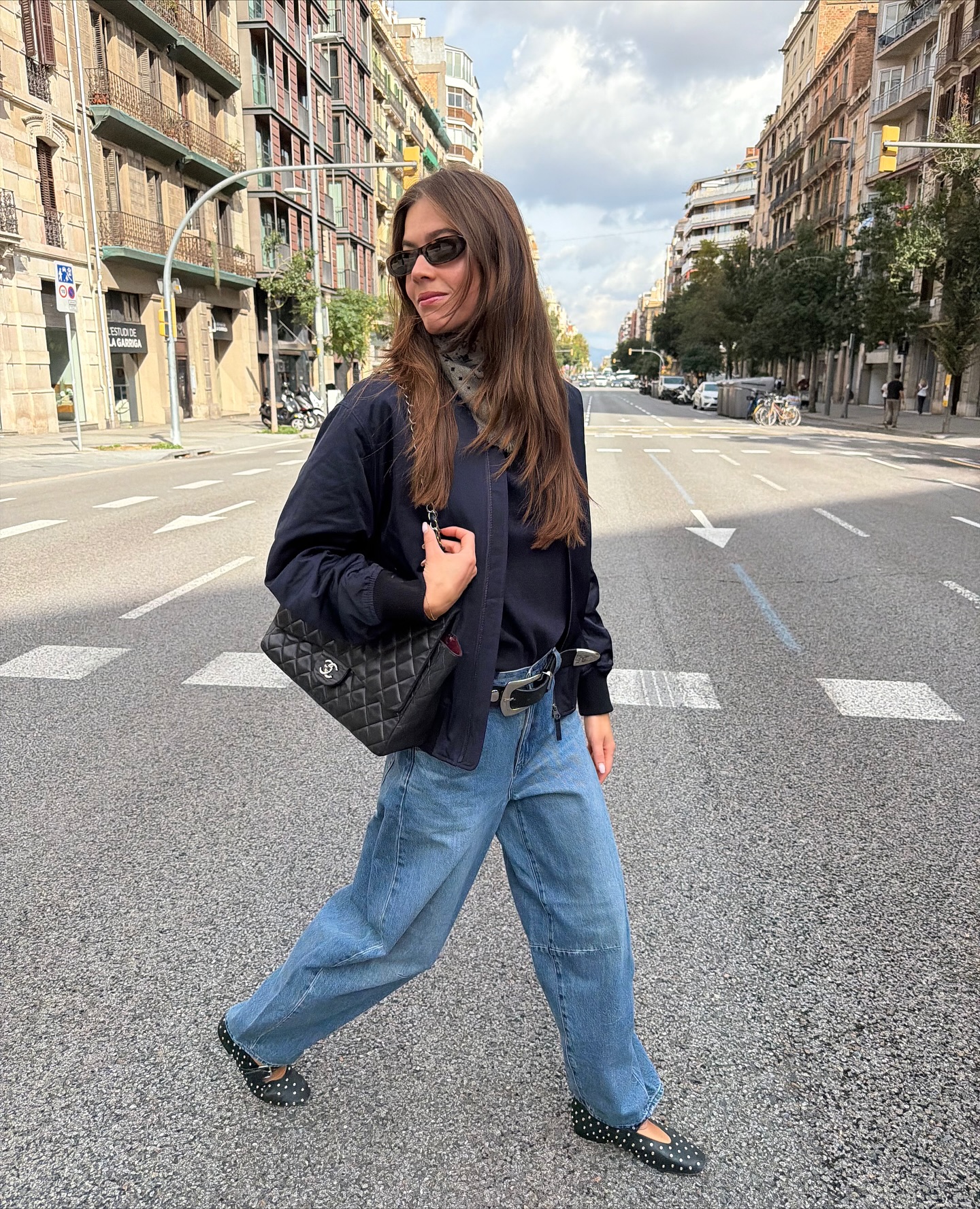 트렌디한 여자들의 시그니처 진👖
이번 가을 꼭 입어야 할 배럴 레그 팬츠💙🖤
요즘 눈에 자주 띄는 배럴 레그 팬츠, 입어보셨나요?
 
허벅지 라인에 볼륨을 주고 발목으로 갈수록 좁아지는 실루엣으로, 올해 가장 주목받는 데님 팬츠입니다.
배럴 레그 팬츠는 원래 승마용 바지와 작업복에서 시작되었는데요. 일자핏보다 풍성하고, 벌룬 팬츠와 비슷한 실루엣을 가지고 있죠.
이제 배럴 팬츠는 유행을 넘어 스키니진이나 카프리 팬츠처럼 기본적인 팬츠 실루엣 중 하나로 자리 잡은 스테디 아이템입니다.  올가을에는 배럴 팬츠로 가을 스타일링을 완성해보세요. 이미지1