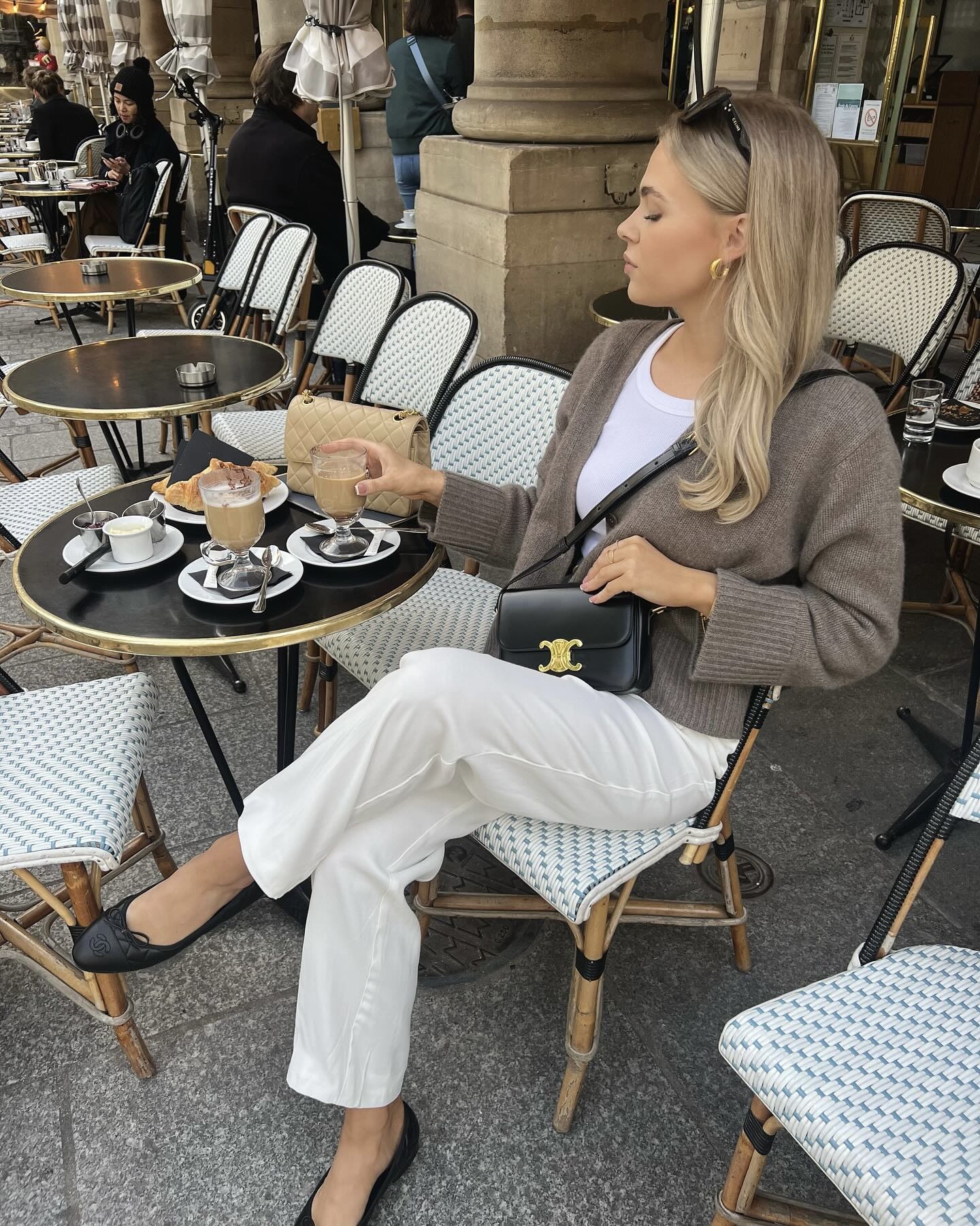 마음 속 샤넬 플랫, 이제 참지 말자🥿
오늘도 위시리스트에서만 바라보나요?... 이제 품을 때야🖤💛
1957년 처음 선보인 샤넬 발레리나 플랫슈즈는 세월을 초월한 아이코닉 디자인으로, 투톤 컬러와 발등의 샤넬 cc로고가 우아하면서도 세련된 매력을 보여주죠. 최근에는 스웨이드, 트위드  다양한 소재로 재해석되어 한층 감각적인 스타일을 더했습니다.
가을에는 블레이저나 트렌치코트와 매치해 모던한 분위기를, 셔츠와 가디건에 스타일링해 세련된 무드를 연출합니다. 클래식과 현대적 감각을 동시에 담아, 매 시즌 변치 않는 매력을 보여주는 샤넬 플랫슈즈로 우아함을 완성해 보세요. 이미지9