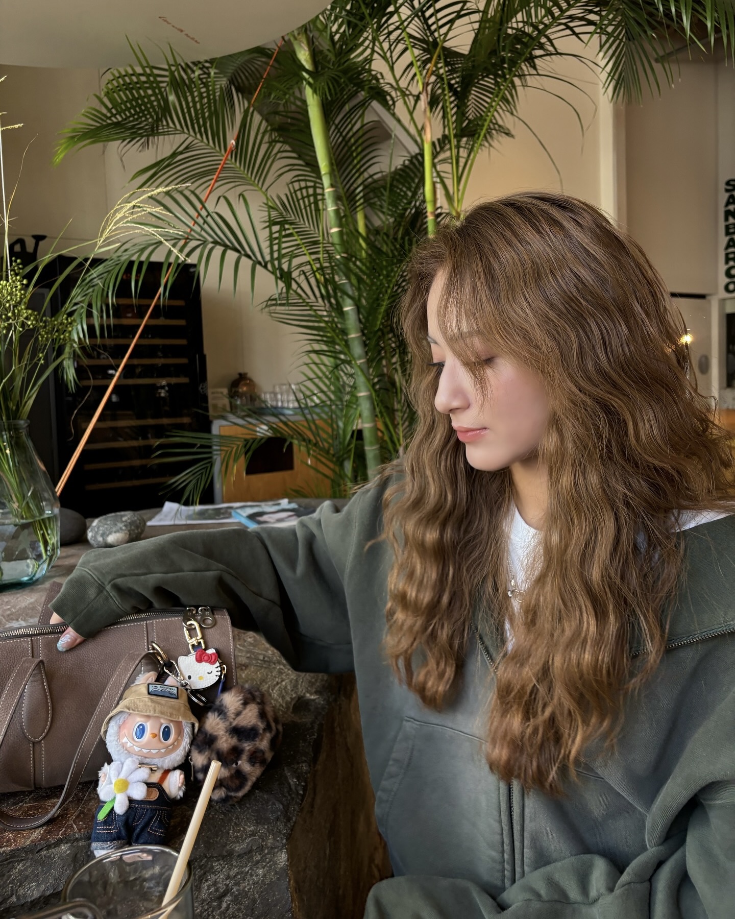 원마일웨어🧚🏻 후드집업으로 완성
활용도 갑 후드집업으로, 편안함과 센스까지 놓치지 않기🖤🎶 이미지7