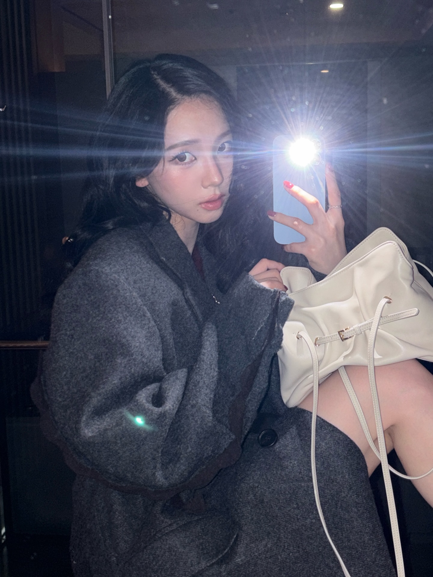 아직 무슨 코트 살지 고민이라고?🕵🏻♀️
지금부터 입어야 되는 코트 딱 정리해 줄게👀🧚🏻참고해 보자
취향에 따라 롱코트와 숏코트 모두 가져왔어요.
1. 프라다 싱글브레스트 셰틀랜드 울 코트, 700만 원대
카리나가 착용한 롱코트는 부드러운 셰틀랜드 울 소재를 활용해 어깨선이 과하지 않게 떨어지고, 허리에는 세트로 구성된 얇은 벨트를 활용해 여성스러운 라인이 돋보이죠. 버건디 컬러의 니트와 힐을 매치하면 우아하면서도 세련된 룩을 완성할 수 있습니다.
2. 오니츠카타이거 더블유 에스 피 코트, 100만 원대
모모가 입은 멜톤 울 원단을 활용한 숏코트는 브랜드 로고가 새겨진 버펄로 더블 버튼과 양쪽 사선 슬랜트 포켓이 특징인 클래식한 디자인이죠. 셔츠와 슬랙스에 타이 포인트까지 들어간다면 고급스럽고 모던한 분위기를 연출할 수 있습니다. 이미지2