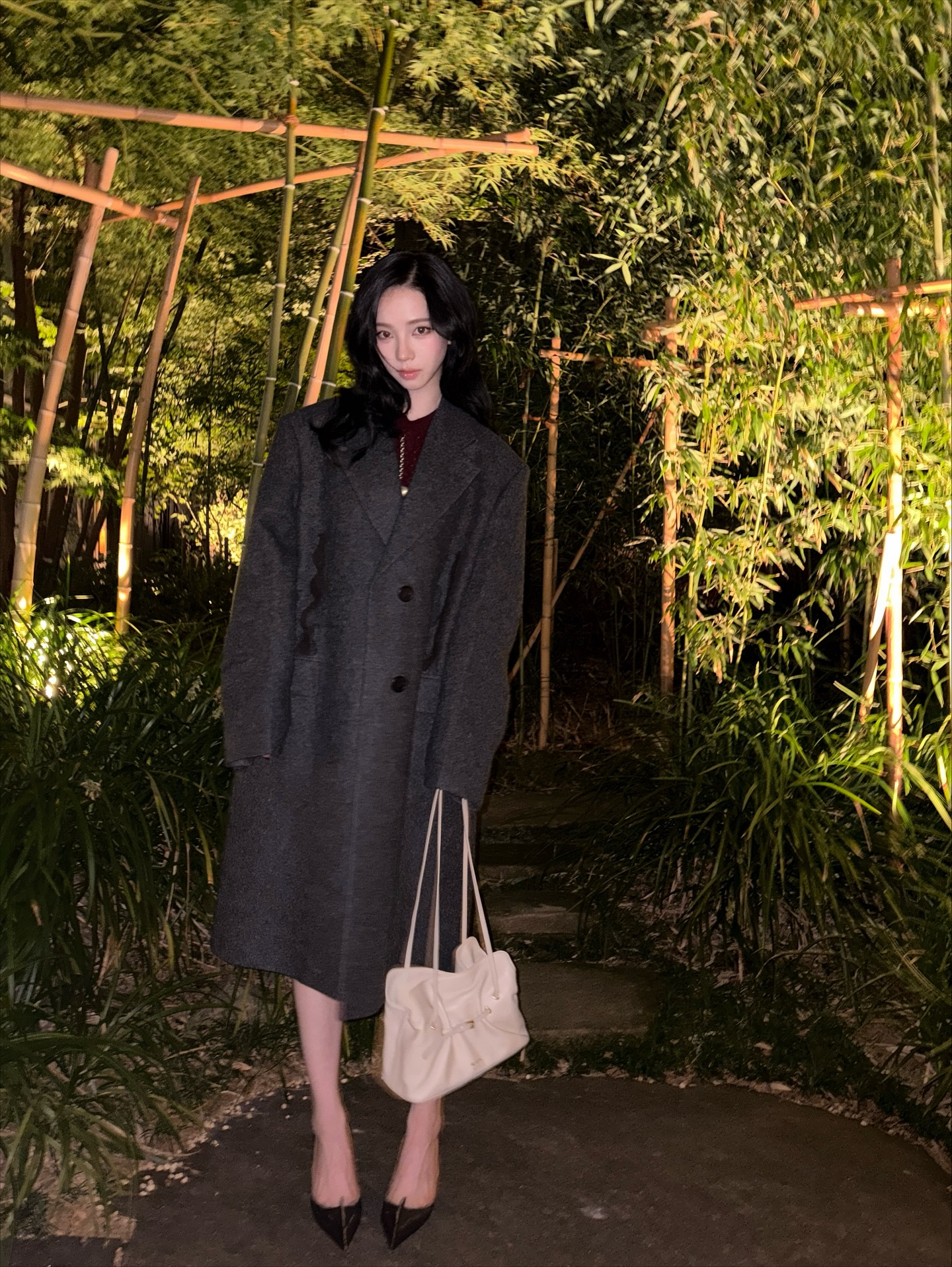 아직 무슨 코트 살지 고민이라고?🕵🏻♀️
지금부터 입어야 되는 코트 딱 정리해 줄게👀🧚🏻참고해 보자
취향에 따라 롱코트와 숏코트 모두 가져왔어요.
1. 프라다 싱글브레스트 셰틀랜드 울 코트, 700만 원대
카리나가 착용한 롱코트는 부드러운 셰틀랜드 울 소재를 활용해 어깨선이 과하지 않게 떨어지고, 허리에는 세트로 구성된 얇은 벨트를 활용해 여성스러운 라인이 돋보이죠. 버건디 컬러의 니트와 힐을 매치하면 우아하면서도 세련된 룩을 완성할 수 있습니다.
2. 오니츠카타이거 더블유 에스 피 코트, 100만 원대
모모가 입은 멜톤 울 원단을 활용한 숏코트는 브랜드 로고가 새겨진 버펄로 더블 버튼과 양쪽 사선 슬랜트 포켓이 특징인 클래식한 디자인이죠. 셔츠와 슬랙스에 타이 포인트까지 들어간다면 고급스럽고 모던한 분위기를 연출할 수 있습니다. 이미지3