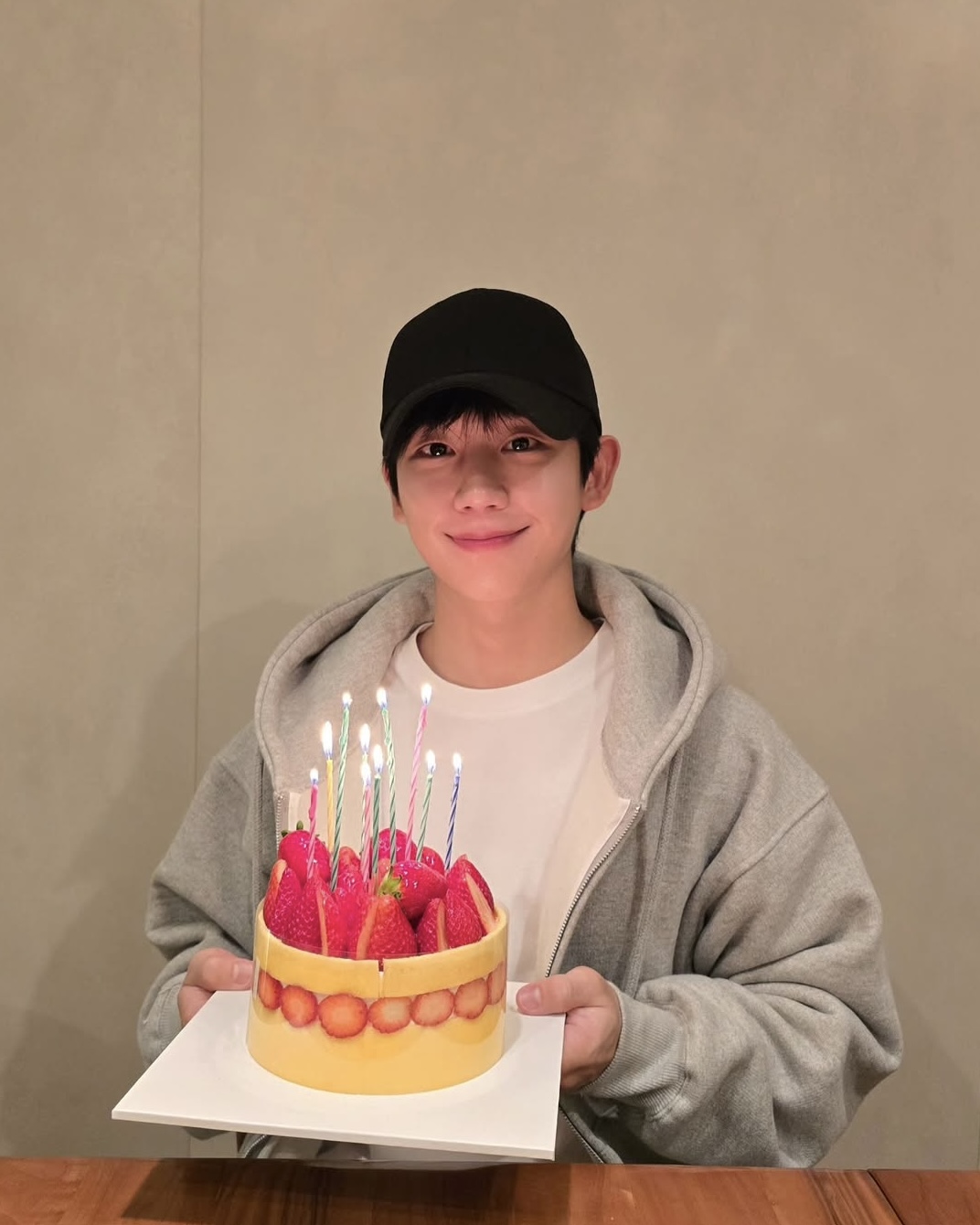 후드집업만한게 없다👻 이미지8