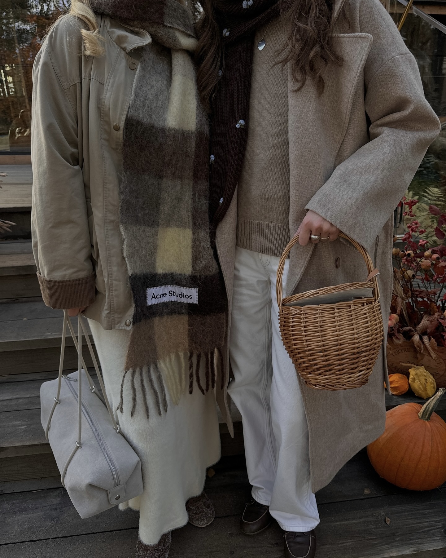 한 번 사면 매년 찾게 되는 머플러🪄
겨울 필수템은 당연 아트네 머플러지🤍🩶지금이라도 품어주자...

매년 겨울이면 자연스럽게 손이 가는 아크네 스튜디오 머플러는 단순히 보온용이 아닌 하나의 패션 포인트로 자리 잡았는데요. 모헤어, 캐시미어, 울 등 다양한 소재에 감각적인 컬러 조합과 시그니처 라벨이 더해져 세련된 포인트를 더해줍니다.

특히 코트와 매치하면 포근하면서 모던한 분위기를, 데님 팬츠와 스타일링하면 캐주얼하면서도 꾸안꾸룩을 연출할 수 있죠. 이번 겨울에도 아크네 스튜디오 머플러로 따뜻함과 스타일을 동시에 챙겨 보세요. 이미지6