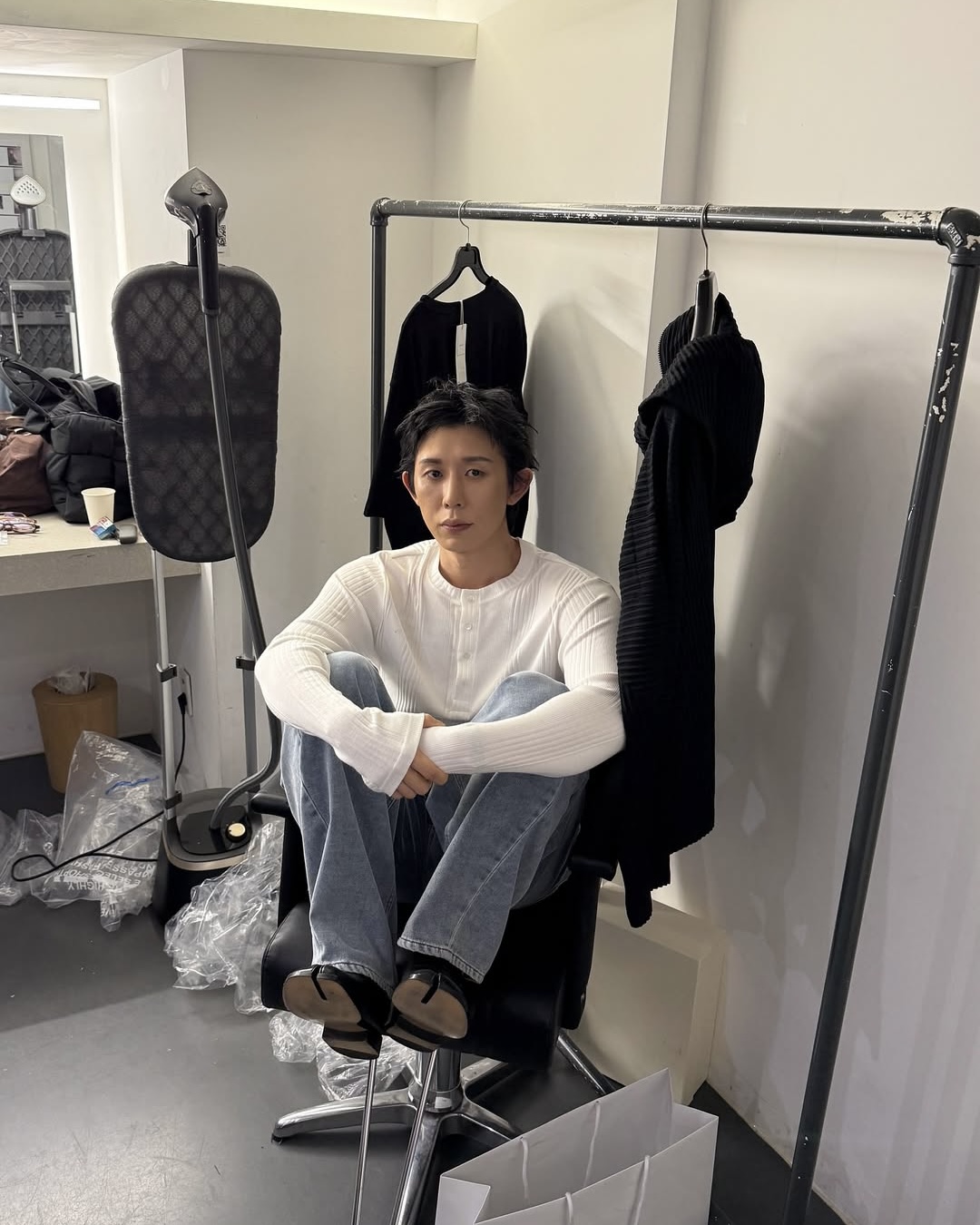 흰 헨리넥은 슬림해야 제맛🔨 이미지1