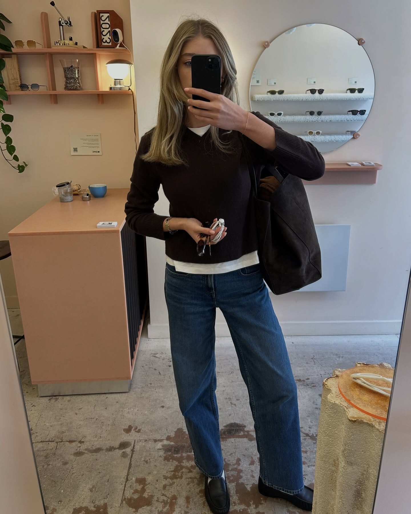 니트에 청바지 코디는 국룰이죠💙
오늘은 포근한 니트와 데일리 청바지로 실패 없는 룩 완성👖🧵 이미지1