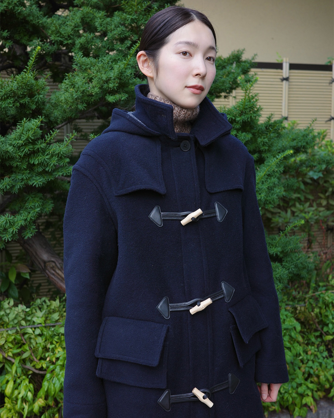 떡볶이 코트의 귀환을 보여주지 🧵
아리하라 미유키의 다가오는 겨울❄️롱샴 아이템 2가지 알아보기

클래식한 떡볶이 코트와 토트백으로 완성한 미유키의 감성 스쿨룩

1. 더플 코트
울 소재는 찬 바람을 막아주면서도 깔끔한 실루엣을 유지해주며, 우드 뱀부 토글은 ‘떡볶이 코트’라 불리는 클래식한 매력을 완성합니다.

2. 르 로조 L 토트백
손끝에는 역시 롱샴의 ‘르 로조 L 토트백’. 네이비 캔버스에 러셋 가죽 트리밍이 더해진 이 백은 우드 뱀부 클로저가 포인트입니다. 이미지3