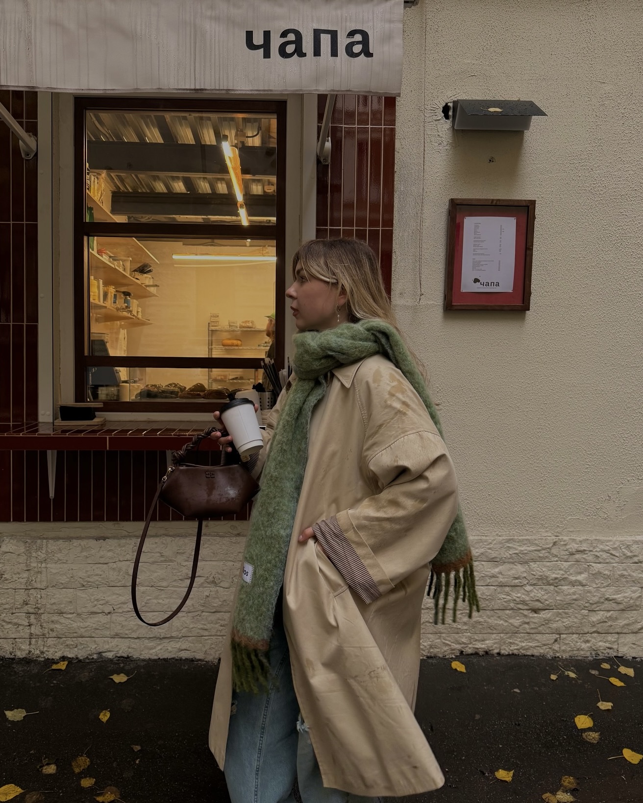 한 번 사면 매년 찾게 되는 머플러🪄
겨울 필수템은 당연 아트네 머플러지🤍🩶지금이라도 품어주자...

매년 겨울이면 자연스럽게 손이 가는 아크네 스튜디오 머플러는 단순히 보온용이 아닌 하나의 패션 포인트로 자리 잡았는데요. 모헤어, 캐시미어, 울 등 다양한 소재에 감각적인 컬러 조합과 시그니처 라벨이 더해져 세련된 포인트를 더해줍니다.

특히 코트와 매치하면 포근하면서 모던한 분위기를, 데님 팬츠와 스타일링하면 캐주얼하면서도 꾸안꾸룩을 연출할 수 있죠. 이번 겨울에도 아크네 스튜디오 머플러로 따뜻함과 스타일을 동시에 챙겨 보세요. 이미지8