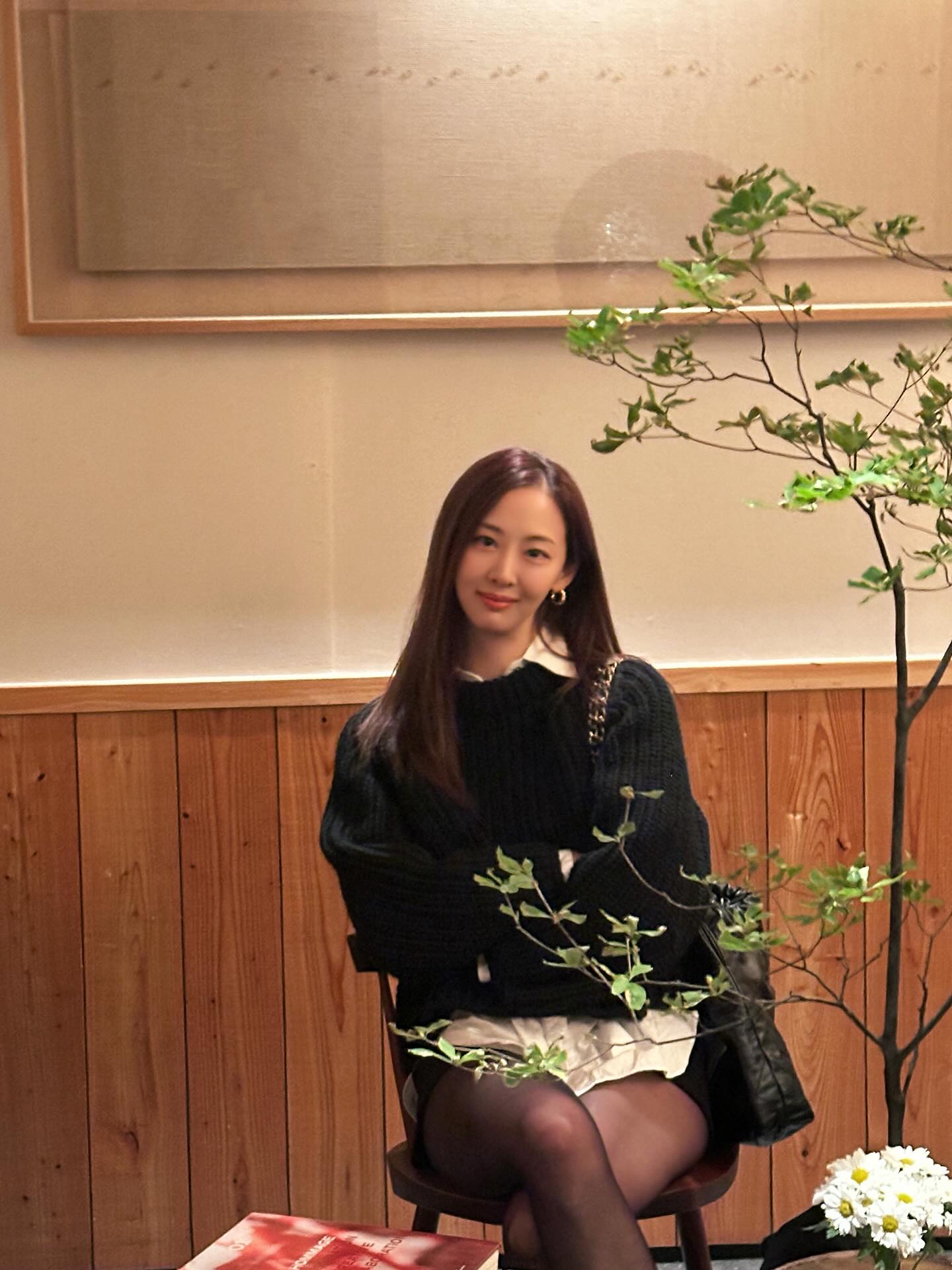 평생 써먹는 셔츠와 니트 레이어링🧚🏻
클래식한데 트렌디해, 이게 진짜 기본 조합✨🔍다시 겹쳐 입자 이미지3