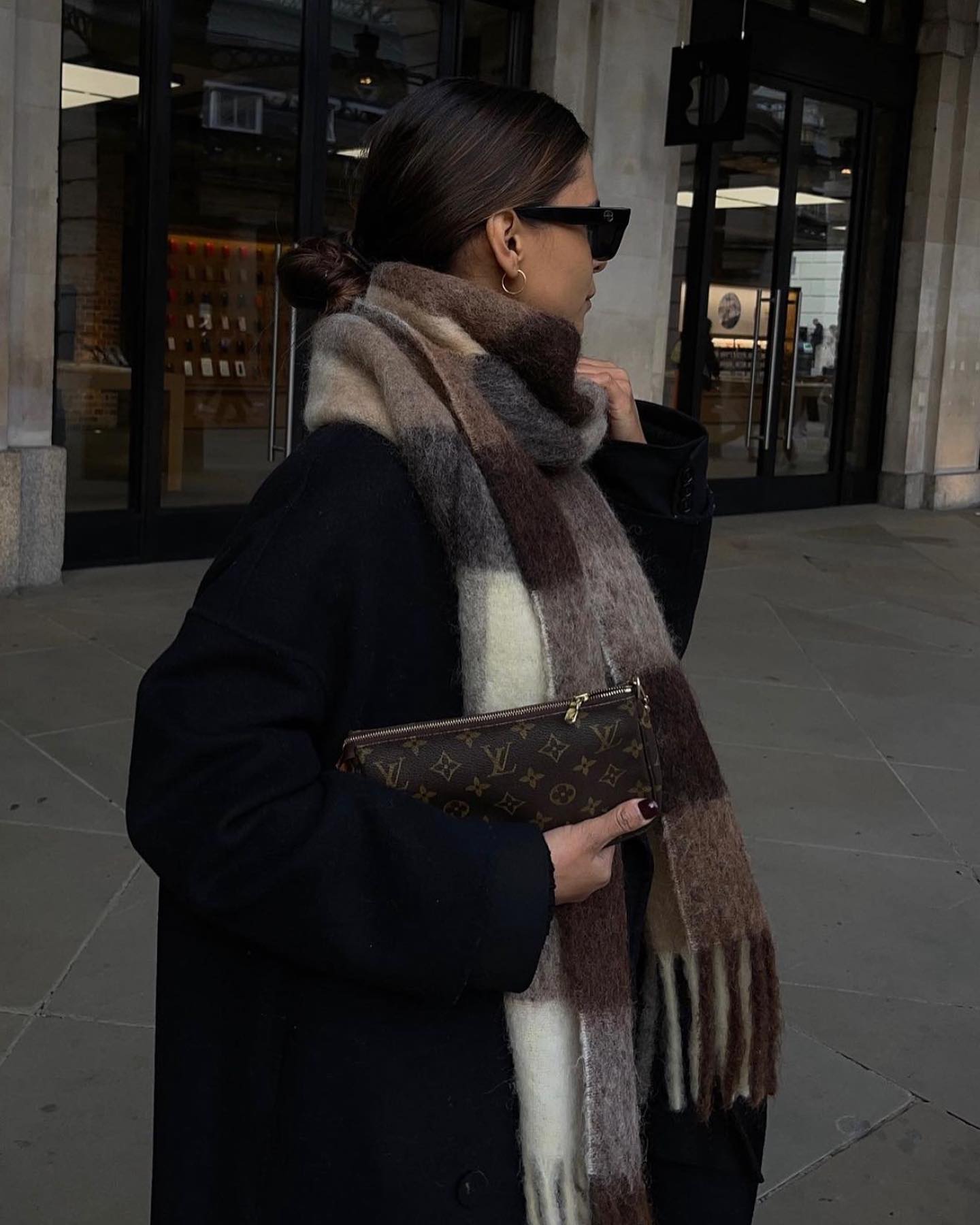 한 번 사면 매년 찾게 되는 머플러🪄
겨울 필수템은 당연 아트네 머플러지🤍🩶지금이라도 품어주자...

매년 겨울이면 자연스럽게 손이 가는 아크네 스튜디오 머플러는 단순히 보온용이 아닌 하나의 패션 포인트로 자리 잡았는데요. 모헤어, 캐시미어, 울 등 다양한 소재에 감각적인 컬러 조합과 시그니처 라벨이 더해져 세련된 포인트를 더해줍니다.

특히 코트와 매치하면 포근하면서 모던한 분위기를, 데님 팬츠와 스타일링하면 캐주얼하면서도 꾸안꾸룩을 연출할 수 있죠. 이번 겨울에도 아크네 스튜디오 머플러로 따뜻함과 스타일을 동시에 챙겨 보세요. 이미지5