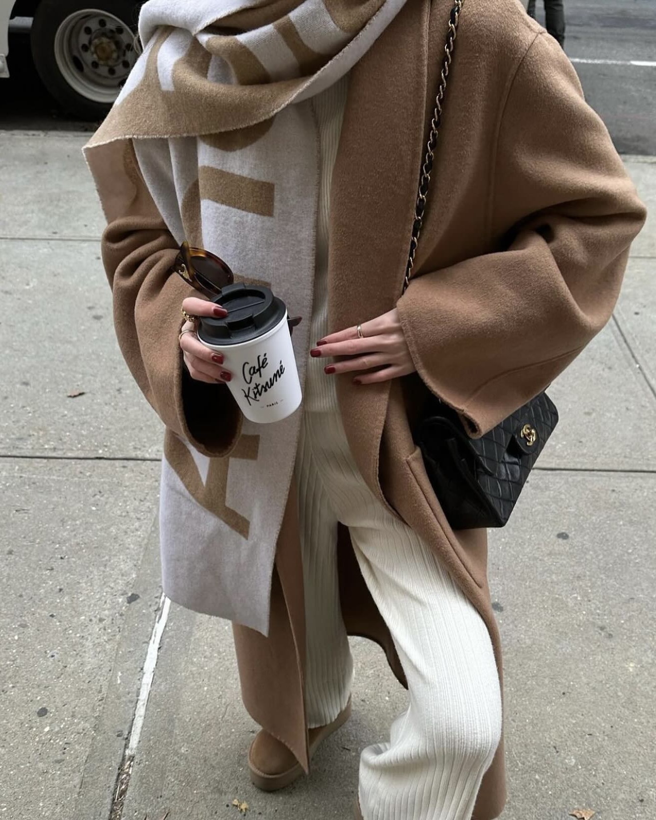 한 번 사면 매년 찾게 되는 머플러🪄
겨울 필수템은 당연 아트네 머플러지🤍🩶지금이라도 품어주자...

매년 겨울이면 자연스럽게 손이 가는 아크네 스튜디오 머플러는 단순히 보온용이 아닌 하나의 패션 포인트로 자리 잡았는데요. 모헤어, 캐시미어, 울 등 다양한 소재에 감각적인 컬러 조합과 시그니처 라벨이 더해져 세련된 포인트를 더해줍니다.

특히 코트와 매치하면 포근하면서 모던한 분위기를, 데님 팬츠와 스타일링하면 캐주얼하면서도 꾸안꾸룩을 연출할 수 있죠. 이번 겨울에도 아크네 스튜디오 머플러로 따뜻함과 스타일을 동시에 챙겨 보세요. 이미지2