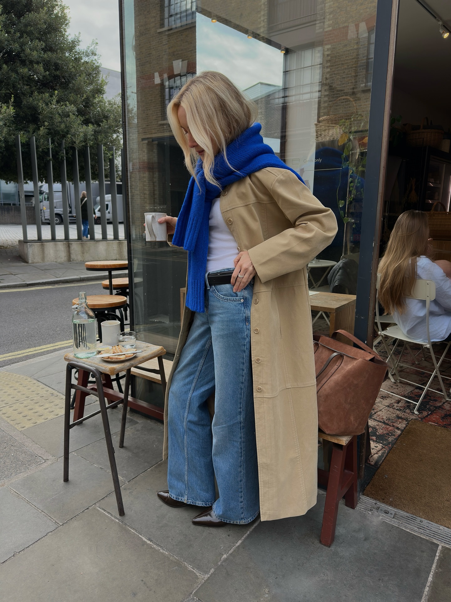 목도리 없을 땐 니트를 둘러보자🧣
숄이나 목도리처럼 툭 걸쳐🧶💡포근함은 물론 룩에 센스 더하자 이미지4