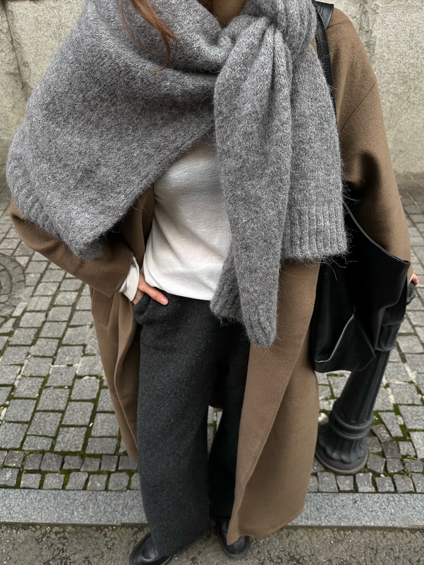 목도리 없을 땐 니트를 둘러보자🧣
숄이나 목도리처럼 툭 걸쳐🧶💡포근함은 물론 룩에 센스 더하자 이미지3