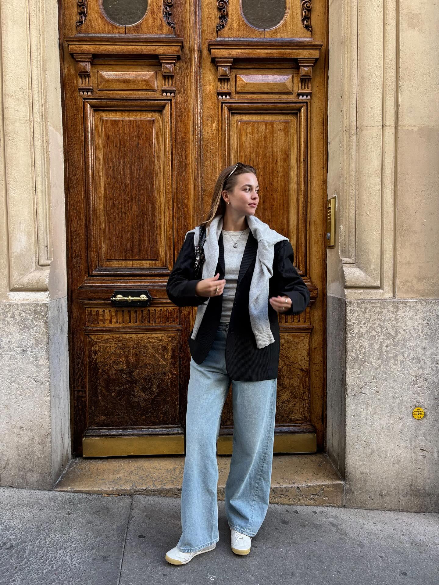 목도리 없을 땐 니트를 둘러보자🧣
숄이나 목도리처럼 툭 걸쳐🧶💡포근함은 물론 룩에 센스 더하자 이미지7