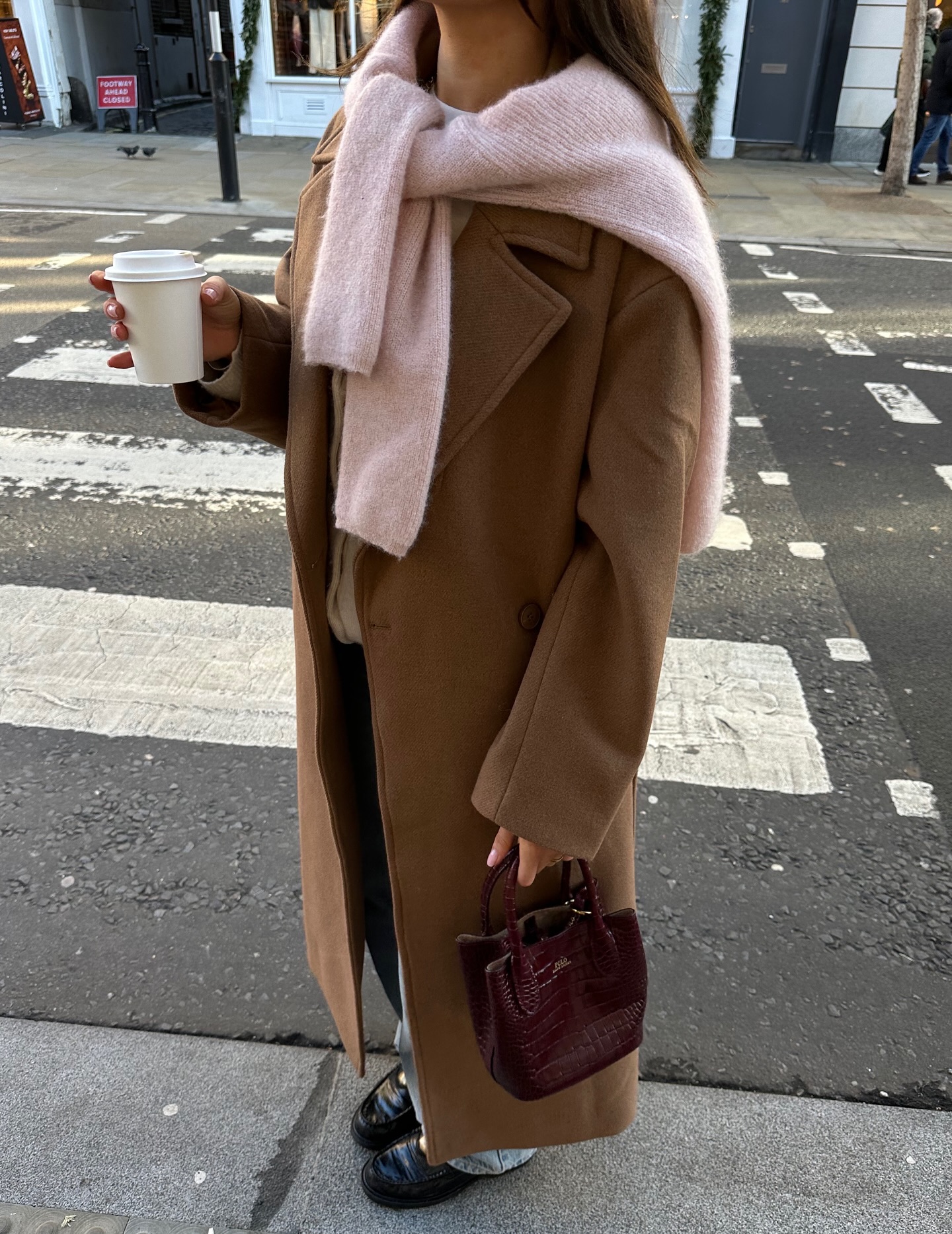 목도리 없을 땐 니트를 둘러보자🧣
숄이나 목도리처럼 툭 걸쳐🧶💡포근함은 물론 룩에 센스 더하자 이미지1