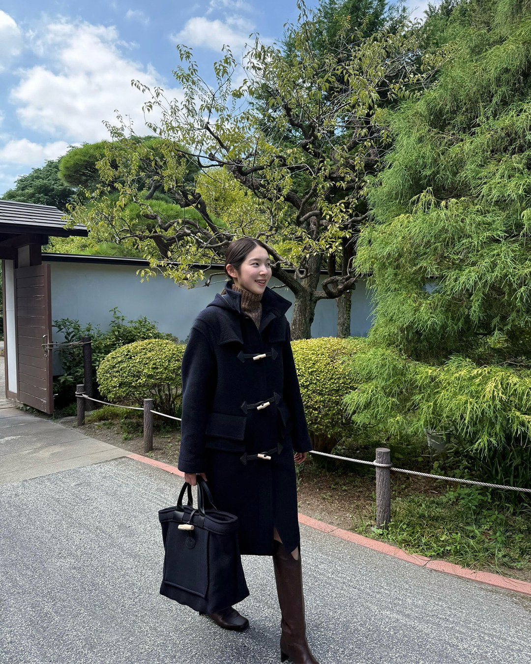 떡볶이 코트의 귀환을 보여주지 🧵
아리하라 미유키의 다가오는 겨울❄️롱샴 아이템 2가지 알아보기

클래식한 떡볶이 코트와 토트백으로 완성한 미유키의 감성 스쿨룩

1. 더플 코트
울 소재는 찬 바람을 막아주면서도 깔끔한 실루엣을 유지해주며, 우드 뱀부 토글은 ‘떡볶이 코트’라 불리는 클래식한 매력을 완성합니다.

2. 르 로조 L 토트백
손끝에는 역시 롱샴의 ‘르 로조 L 토트백’. 네이비 캔버스에 러셋 가죽 트리밍이 더해진 이 백은 우드 뱀부 클로저가 포인트입니다. 이미지5