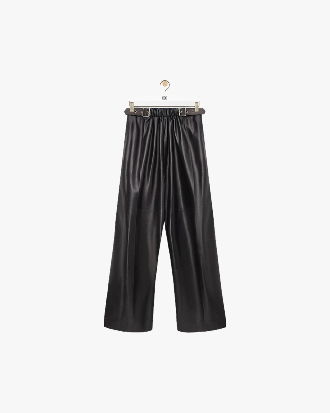 11월 지금 입기 좋은 정원 웅니룩🤎
애매한 초겨울엔 포근하고 따스한, 차정원처럼 입어보자🖤🔍

초겨울 정석 룩을 보여준 차정원의 로에베 아이템 소개합니다.

1. 테크니컬 패브릭 숏 재킷, 300만 원대
차정원이 착용한 재킷은 테크니컬 패브릭 소재에 입체감 있는 다이아몬드 퀼팅과 소매, 칼라 부분의 코듀로이 디테일이 포인트죠. 레더 팬츠와 매치하면 세련되면서 모던한 초겨울 룩을 완성할 수 있습니다.

2. 벨트 트라우저, 900만 원대
가벼운 나파 플롱제 램스킨 소재의 팬츠는 벨트 디테일이 들어간 개더 디자인으로, 움직일 때마다 자연스러운 주름과 질감이 돋보이죠. 자칫하면 부담스럽지만, 스니커즈와 퀼팅 재킷과 매치하면 시크하면서도 엣지 있는 스타일을 연출할 수 있습니다.

3. 스몰 퍼즐 바이커 백, 500만 원대
샤이니 카프스킨 소재의 이 가방은 여러 가죽 패널을 이어 붙인 큐브 실루엣에 벨트 디테일이 더해진 유니크한 가방이죠. 볼륨감 있는 퀼팅 재킷과 가죽 팬츠와 매치하면, 포근하면서도 시크한 컨트라스트 매력이 돋보이는 트렌디룩을 완성할 수 있습니다. 이미지4