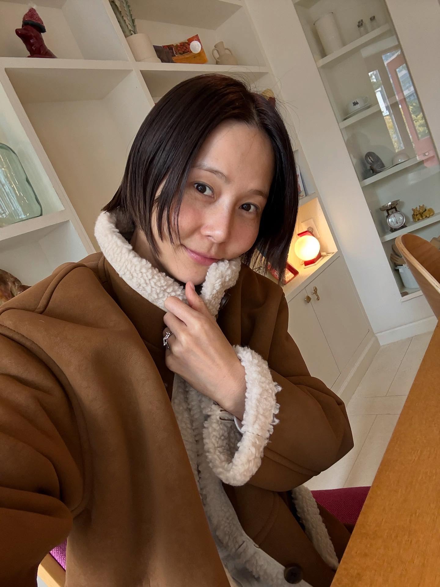 코트는 춥고, 패딩은 싫다면👀
패딩만큼 따뜻하면서 스타일은 확실히 챙긴 무스탕 꺼내보자🖤🤎 이미지2